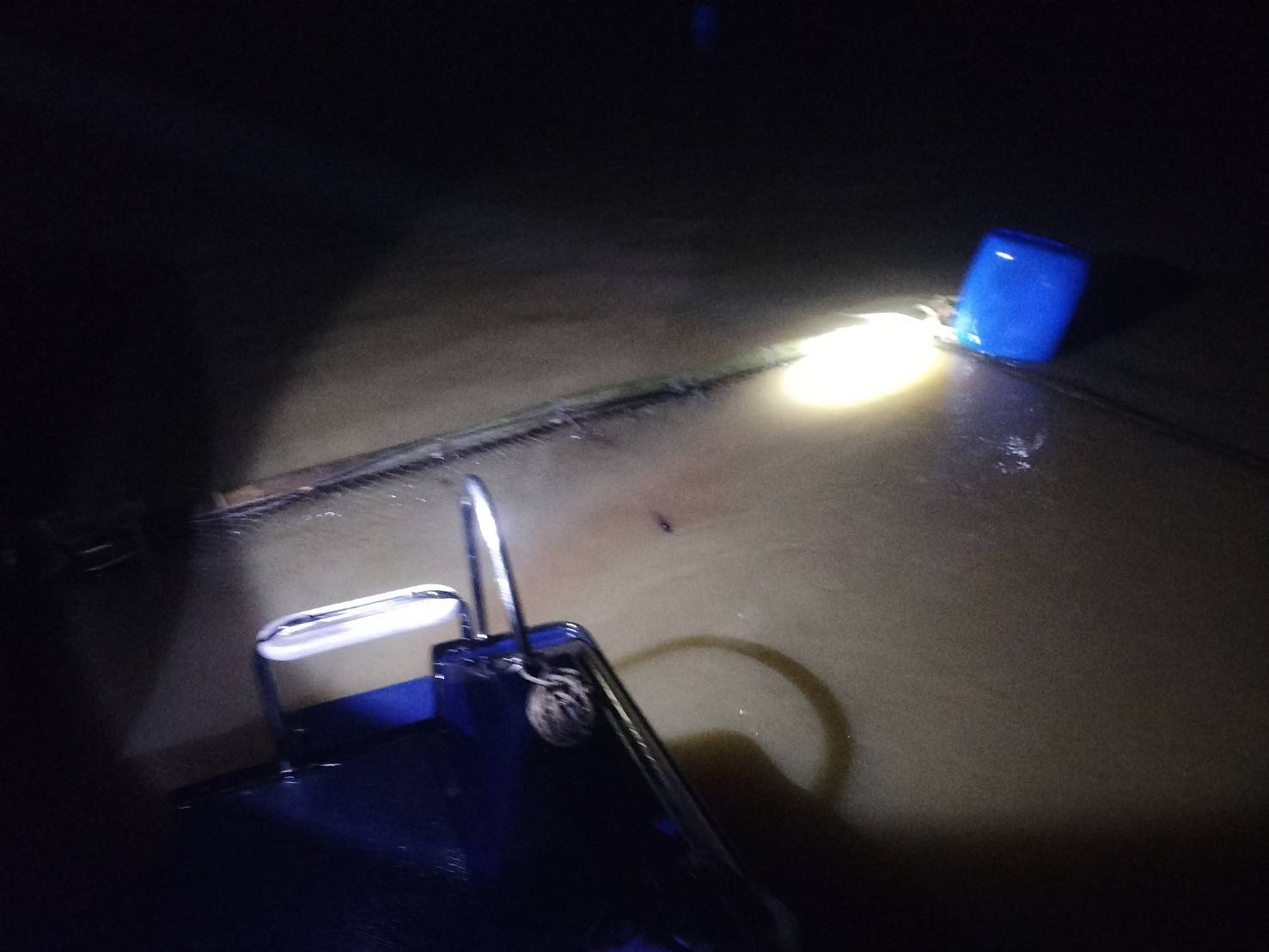 กิจกรรมควบคุม : หน่วยป้องกันและปราบปรามประมงน้ำจืดเขื่อนขุนด่านปราการชล (นครนายก) โดยนายวีรศักดิ์ สุวรรณพันธ์ หัวหน้าหน่วยฯ พร้อมเจ้าหน้าที่ รวมจำนวน 5 นาย ออกปฏิบัติงานควบคุมเฝ้าระวังการทำการประมงผิดกฎหมาย บริเวณพื้นที่แม่น้ำบางปะกง ตำบลบางแก้ว อำเภอเมืองฉะเชิงเทรา จังหวัดฉะเชิงเทรา