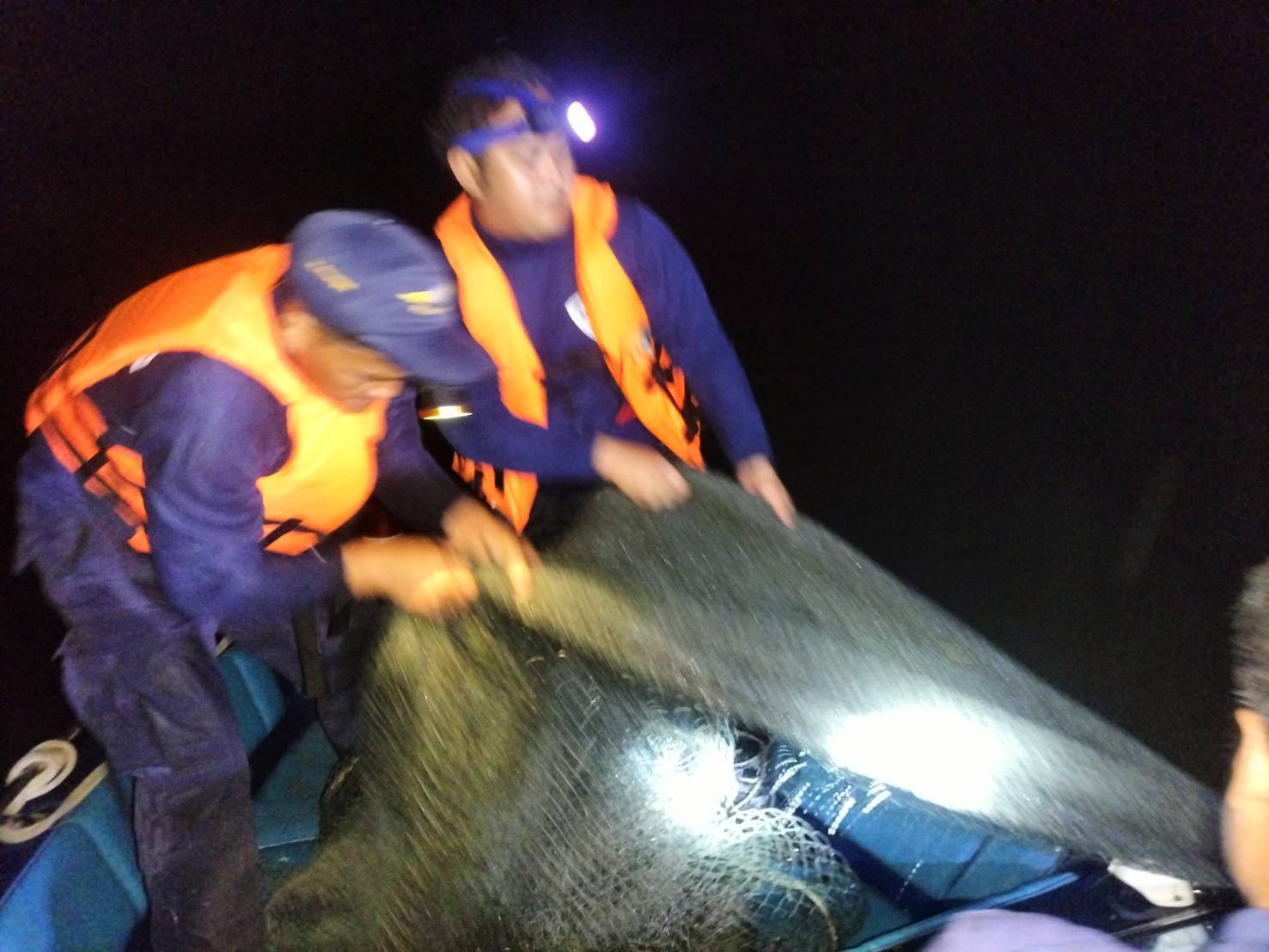 กิจกรรมควบคุม : หน่วยป้องกันและปราบปรามประมงน้ำจืดเขื่อนขุนด่านปราการชล (นครนายก) โดยนายวีรศักดิ์ สุวรรณพันธ์ หัวหน้าหน่วยฯ พร้อมเจ้าหน้าที่ รวมจำนวน 5 นาย ออกปฏิบัติงานควบคุมเฝ้าระวังการทำการประมงผิดกฎหมาย บริเวณพื้นที่แม่น้ำบางปะกง ตำบลบางแก้ว อำเภอเมืองฉะเชิงเทรา จังหวัดฉะเชิงเทรา