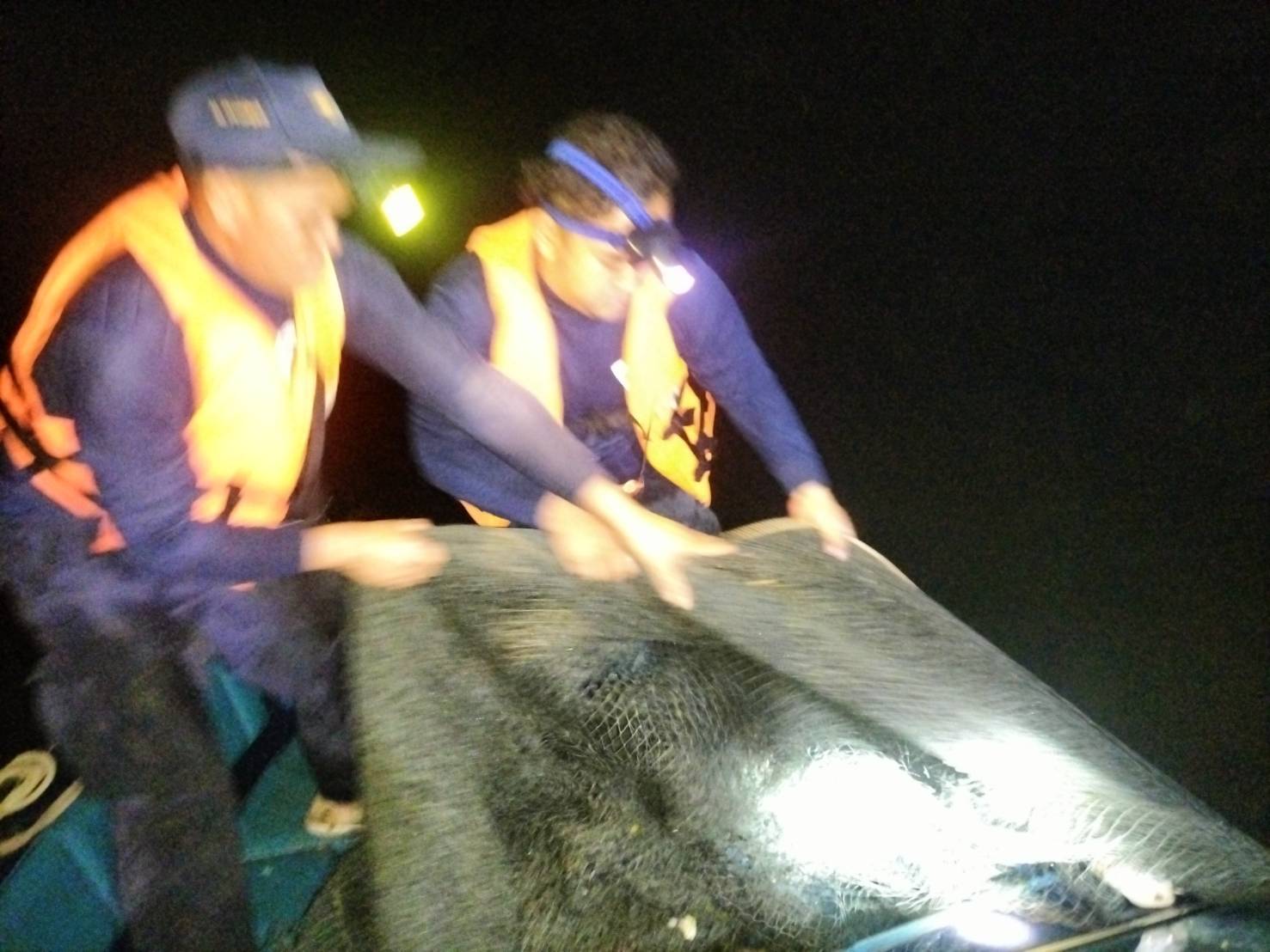 กิจกรรมควบคุม : หน่วยป้องกันและปราบปรามประมงน้ำจืดเขื่อนขุนด่านปราการชล (นครนายก) โดยนายวีรศักดิ์ สุวรรณพันธ์ หัวหน้าหน่วยฯ พร้อมเจ้าหน้าที่ รวมจำนวน 5 นาย ออกปฏิบัติงานควบคุมเฝ้าระวังการทำการประมงผิดกฎหมาย บริเวณพื้นที่แม่น้ำบางปะกง ตำบลบางแก้ว อำเภอเมืองฉะเชิงเทรา จังหวัดฉะเชิงเทรา