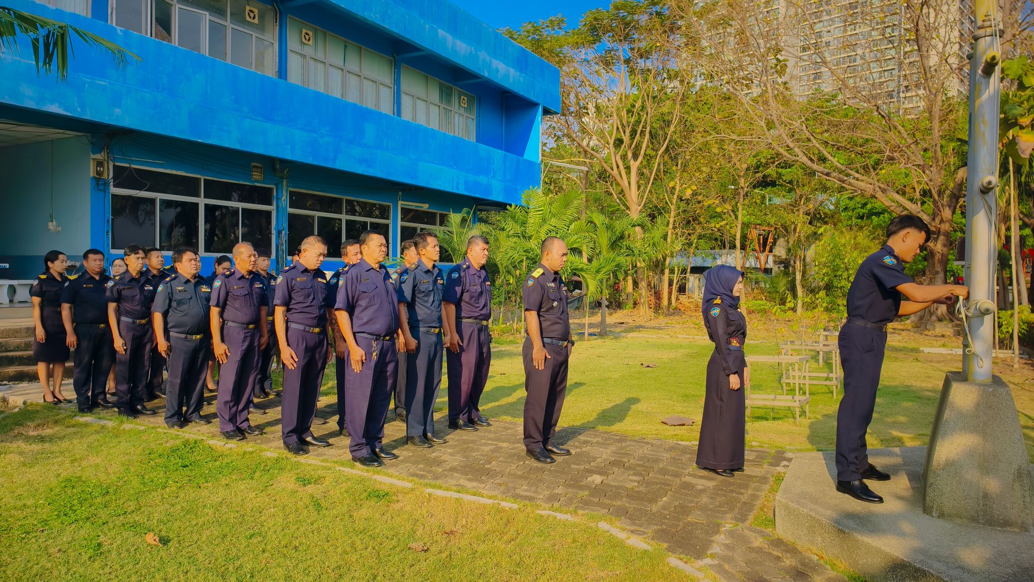 เข้าแถวเคารพธงชาติ สวดมนต์ และรับทราบแนวทางการปฏิบัติงานประจำสัปดาห์