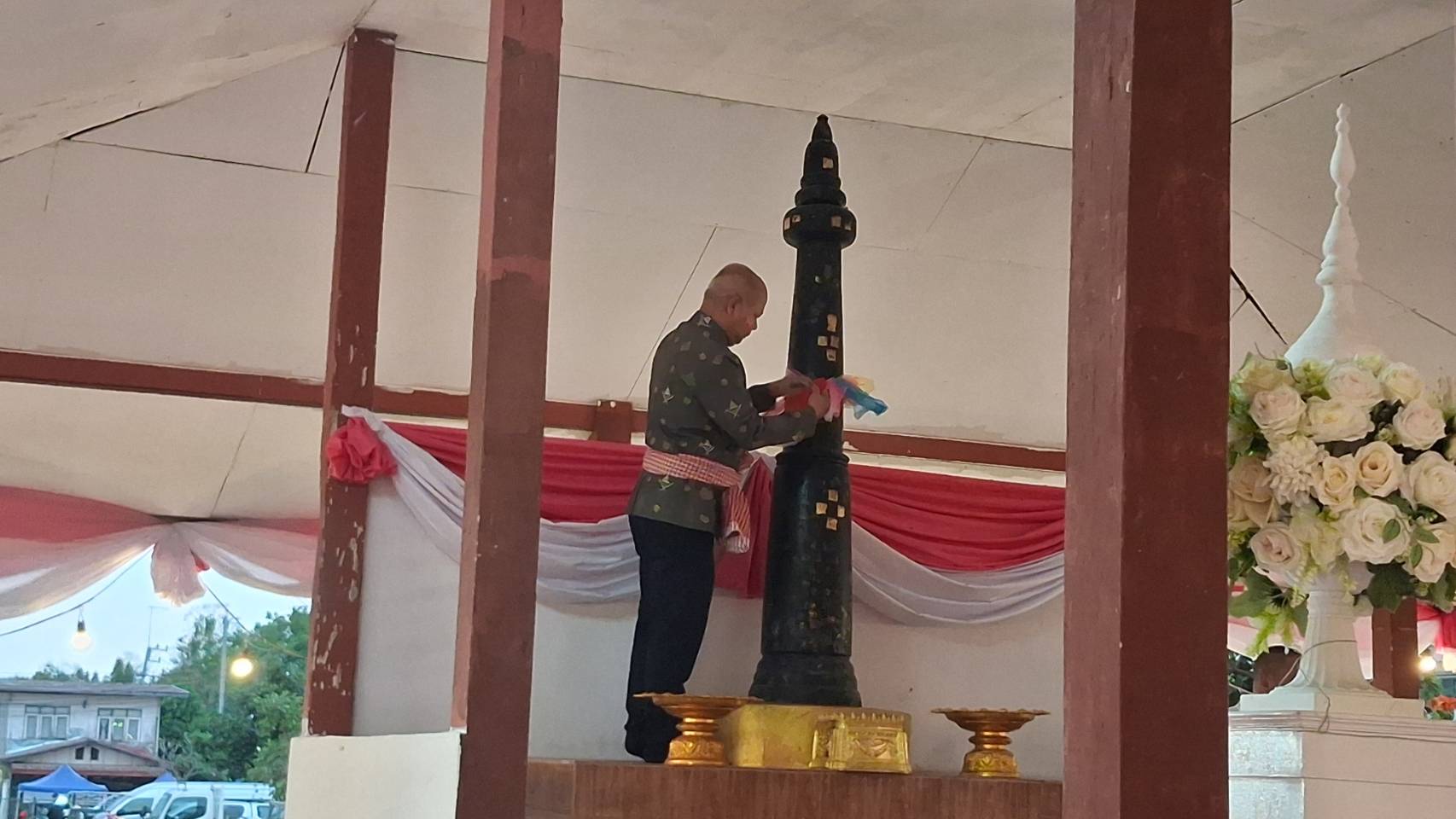 เข้าร่วพิธีบวงสรวงศาลหลักเมืองอำเภอโนนสัง ณ บริเวณศาลหลักเมืองฯ และพิธีเปิดงานกราบหลวงพ่อใหญ่ ไหว้ศาลหลักเมือง เที่ยวเมืองสองภู ดูของดีวิถีโนนสัง ประจำปีงบประมาณ พ.ศ. 2569