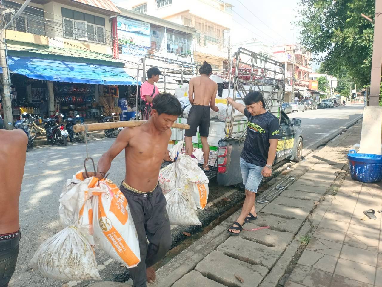 เจ้าหน้าที่ศูนย์บริหารจัดการด่านตรวจประมงเขต 1 (เชียงราย) ตรวจสอบสินค้าสัตว์น้ำส่งออกไปยังสาธารณรัฐประชาธิปไตยประชาชนลาว ผ่านทางด่านพรมแดนอำเภอเชียงแสน..คลิก