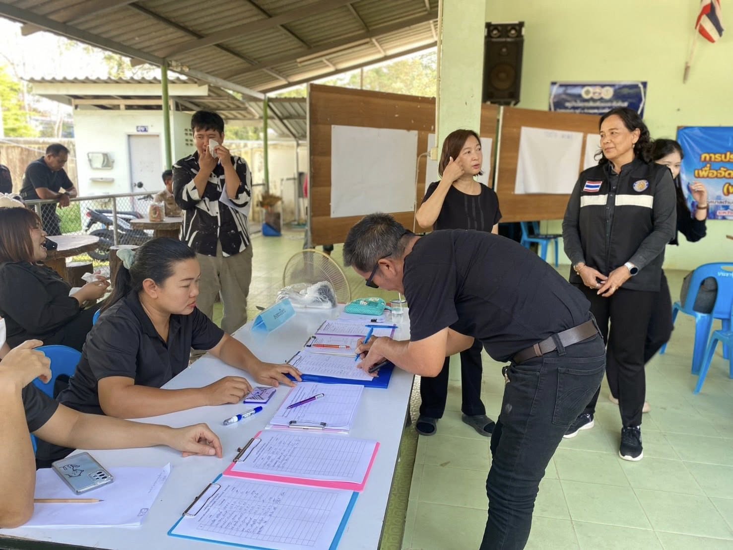ร่วมจัดทำเวทีประชาคมรับฟังความคิดเห็นผู้มีส่วนได้ส่วนเสียในพื้นที่ ในร่างประกาศคณะกรรมการประมงประจังหวัดราชบุรี อำเภอเมืองราชบุรี..คลิก