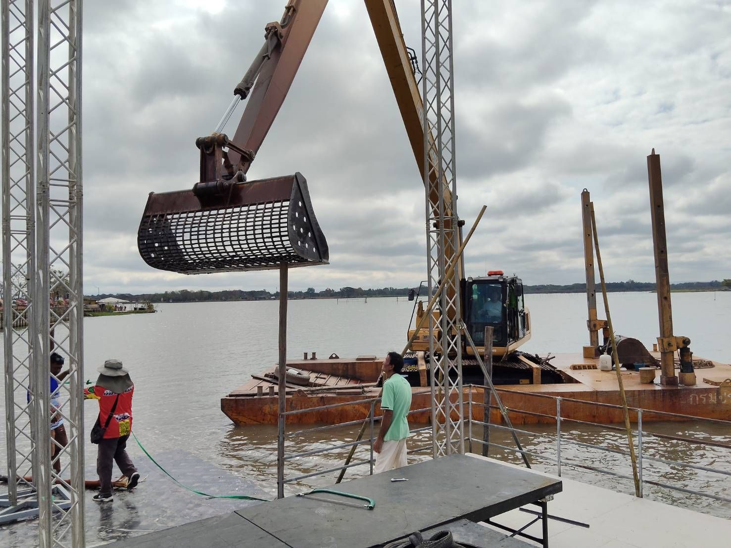 ร่วมดำเนินการสนับสนุนจัดเตรียมสถานที่จัดกิจกรรมเวียนเทียนกลางน้ำ (วัดติโลกการาม) จังหวัดพะเยา 