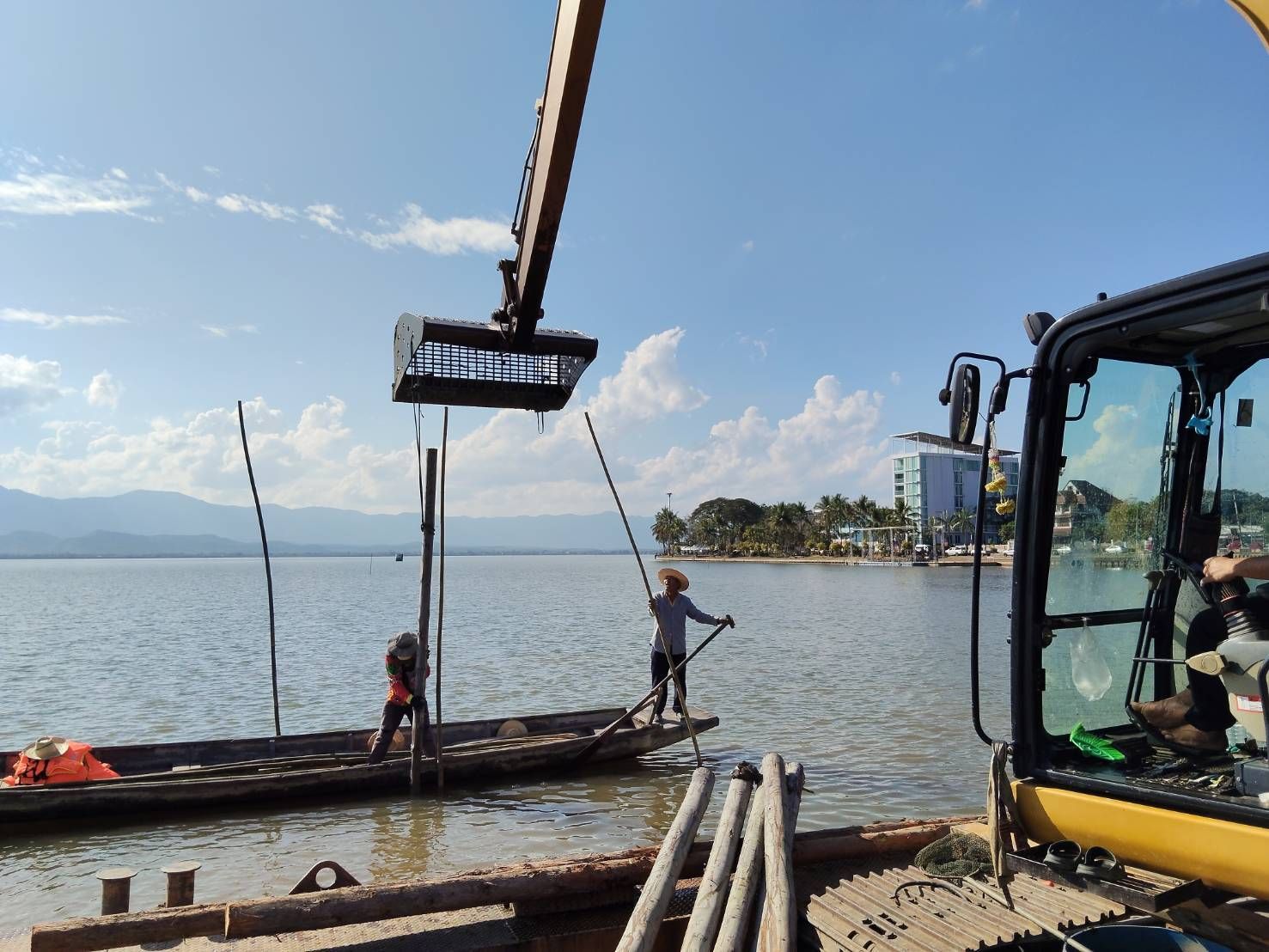 ร่วมดำเนินการสนับสนุนจัดเตรียมสถานที่จัดกิจกรรมเวียนเทียนกลางน้ำ (วัดติโลกการาม) จังหวัดพะเยา 