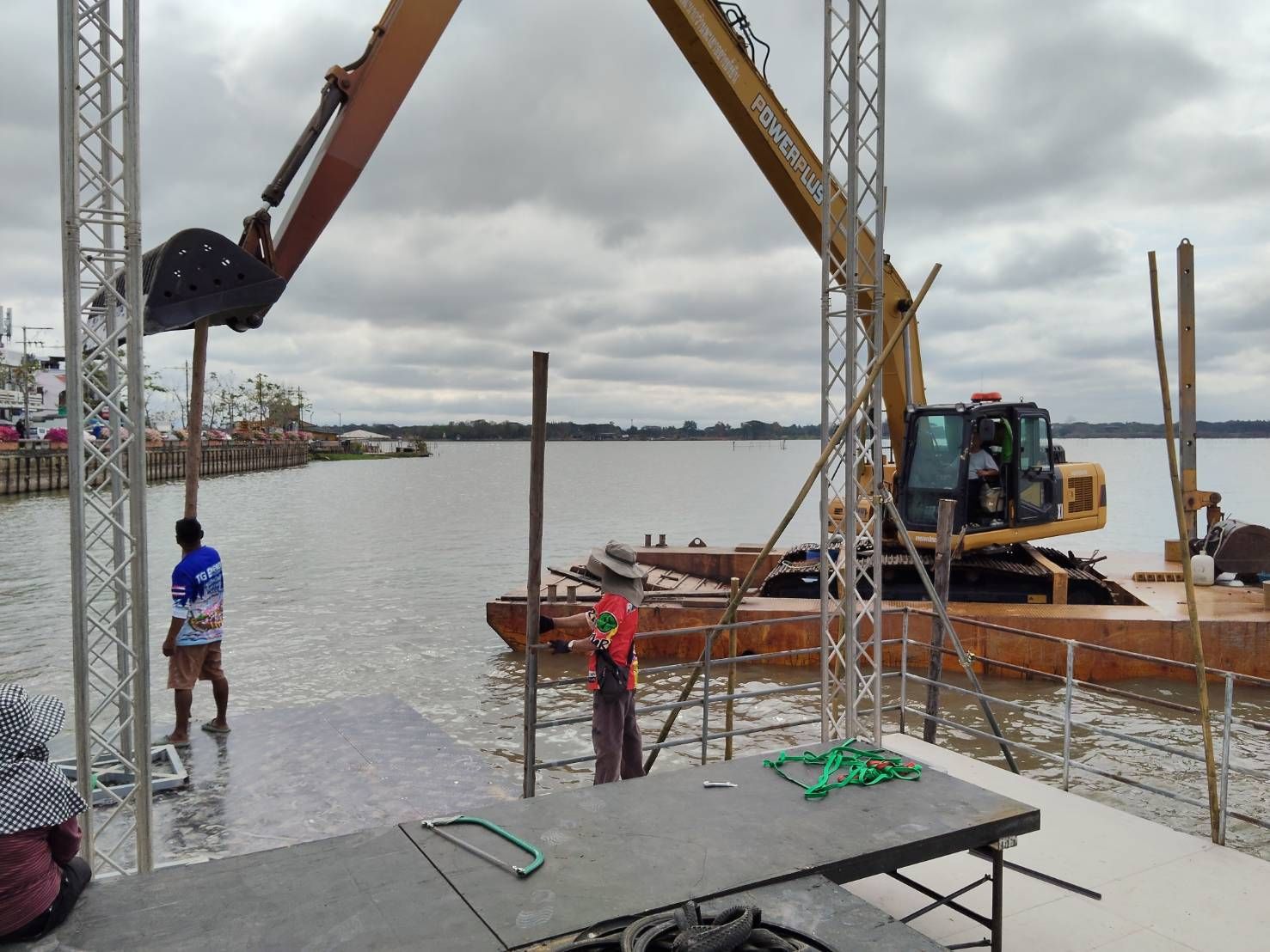 ร่วมดำเนินการสนับสนุนจัดเตรียมสถานที่จัดกิจกรรมเวียนเทียนกลางน้ำ (วัดติโลกการาม) จังหวัดพะเยา 