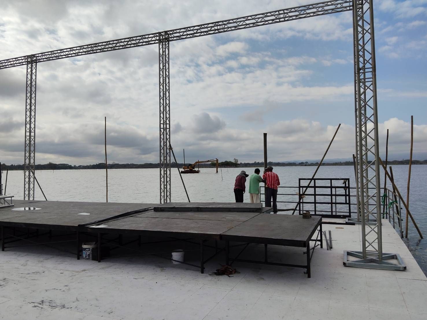 ร่วมดำเนินการสนับสนุนจัดเตรียมสถานที่จัดกิจกรรมเวียนเทียนกลางน้ำ (วัดติโลกการาม) จังหวัดพะเยา