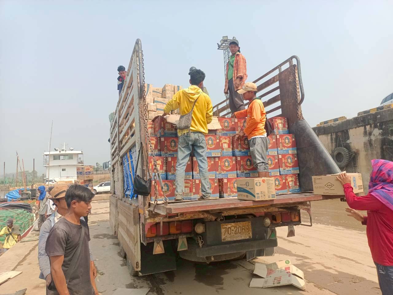 เจ้าหน้าที่ศูนย์บริหารจัดการด่านตรวจประมงเขต 1 (เชียงราย) ตรวจสอบสินค้าประมงส่งออกไปยังสาธารณรัฐประชาธิปไตยประชาชนลาว ทางด่านพรมแดนอำเภอเชียงแสน..คลิก