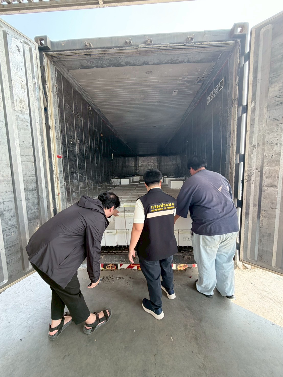 ด่านตรวจประมงเขตเชียงราย ตรวจสอบปลาเทราต์ (Rainbow trout) ทั้งตัวแช่เย็น นำเข้ามาจากสาธารณรัฐประชาชนจีน ผ่านทางสะพานมิตรภาพ ไทย - ลาว แห่งที่ 4 (เชียงของ – ห้วยทราย)..คลิก