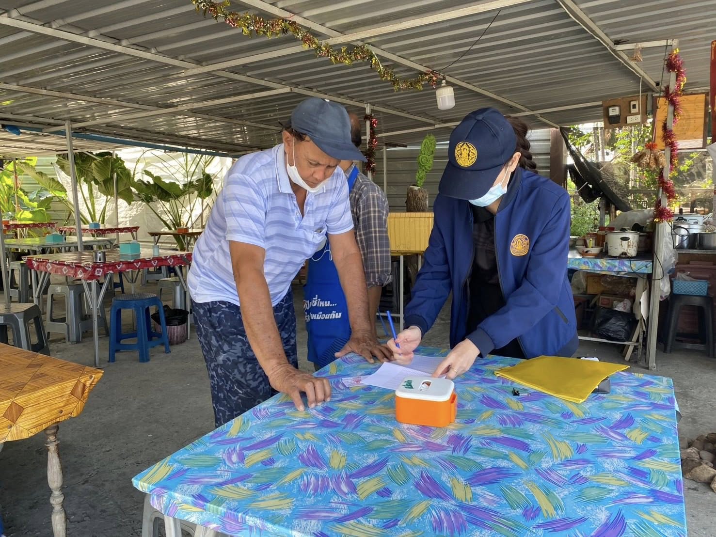 สำนักงานประมงพื้นที่กรุงเทพมหานคร ลงพื้นที่ให้บริการด้านการประมงแก่เกษตรกรในพื้นที่รับผิดชอบ