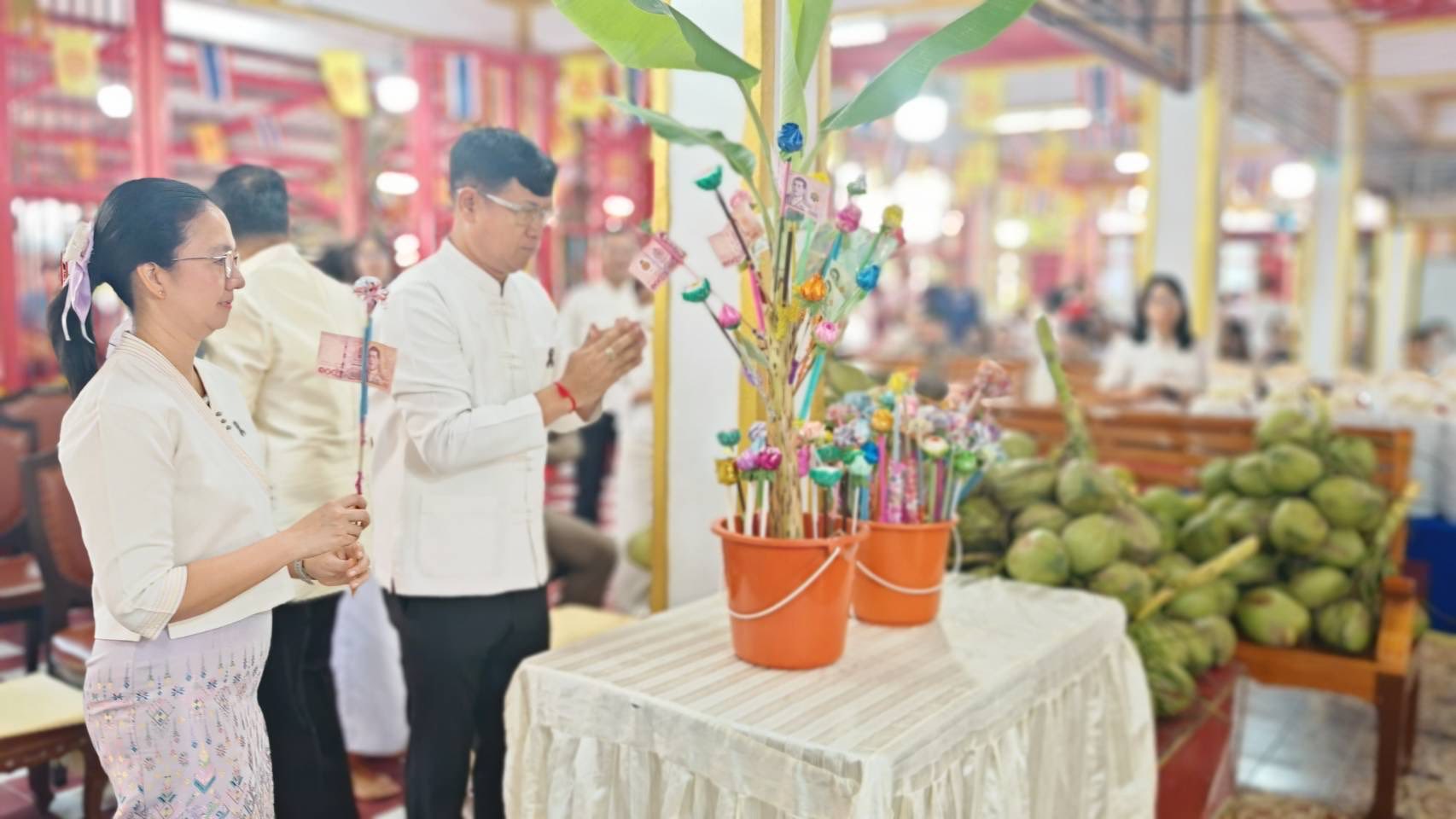 ร่วมทำบุญตักบาตร ในวันมาฆบูชา