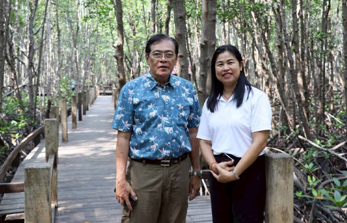 นายจุมพล สงวนสิน อดีตอธิบดีกรมประมง เข้าเยี่ยมชมศูนย์ศึกษาการพัฒนาอ่าวคุ้งกระเบนฯ และให้กำลังใจในการปฏิบัติงานของเจ้าหน้าที่ศูนย์ฯ 