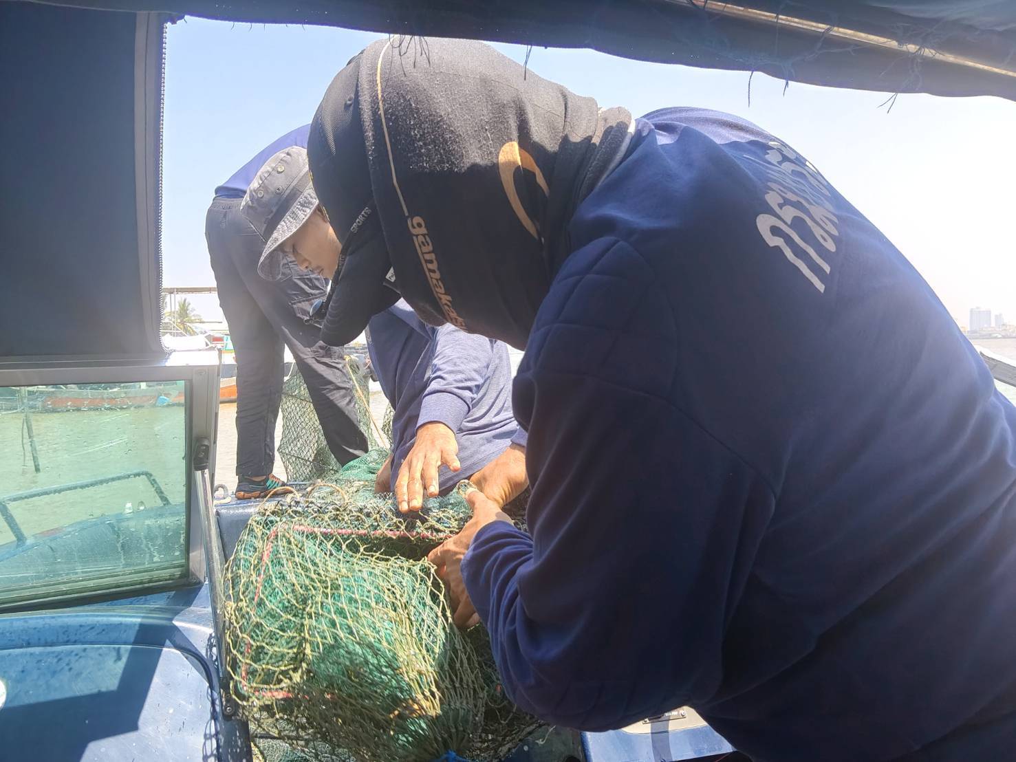 ตรวจยึดเครื่องมือลอบพับได้หรือไอ้โง่ จำนวน 25 ลูก..คลิก