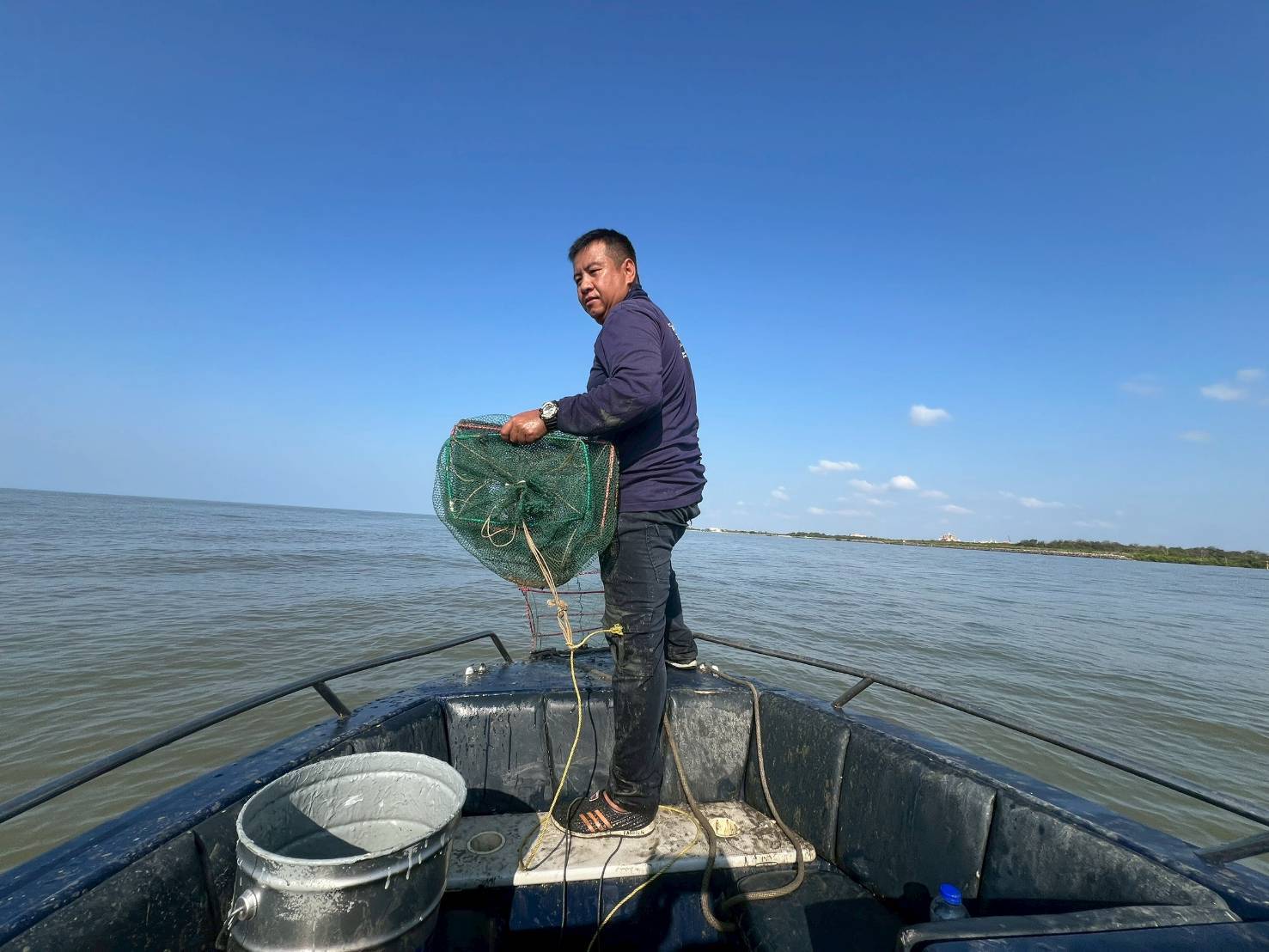 ตรวจยึดเครื่องมือลอบพับได้หรือไอ้โง่ จำนวน 80 ลูก..คลิก