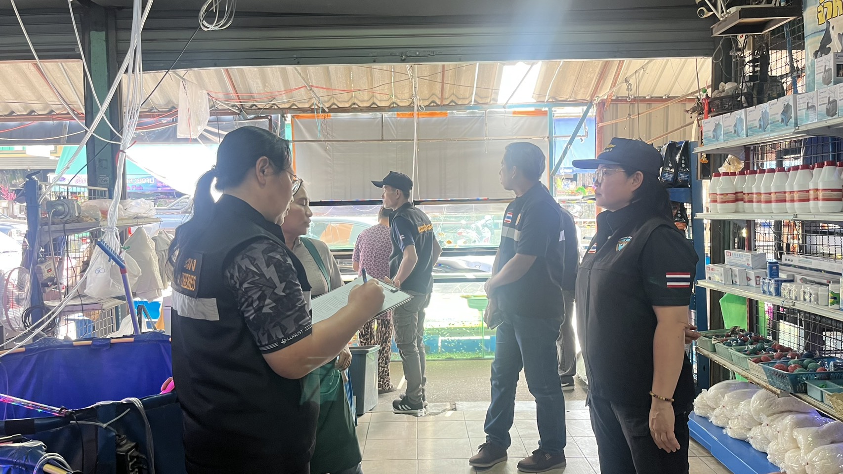 (อ.บางใหญ่ & อ.บางบัวทอง) การตรวจสอบสถานประกอบการจำหน่ายพันธุ์ปลาสวยงาม ตามมาตรา 64 มาตรา 65 และมาตรา 102 แห่ง พ.ร.ก. การประมง พ.ศ. 2558 และที่แก้ไขเพิ่มเติม..คลิก