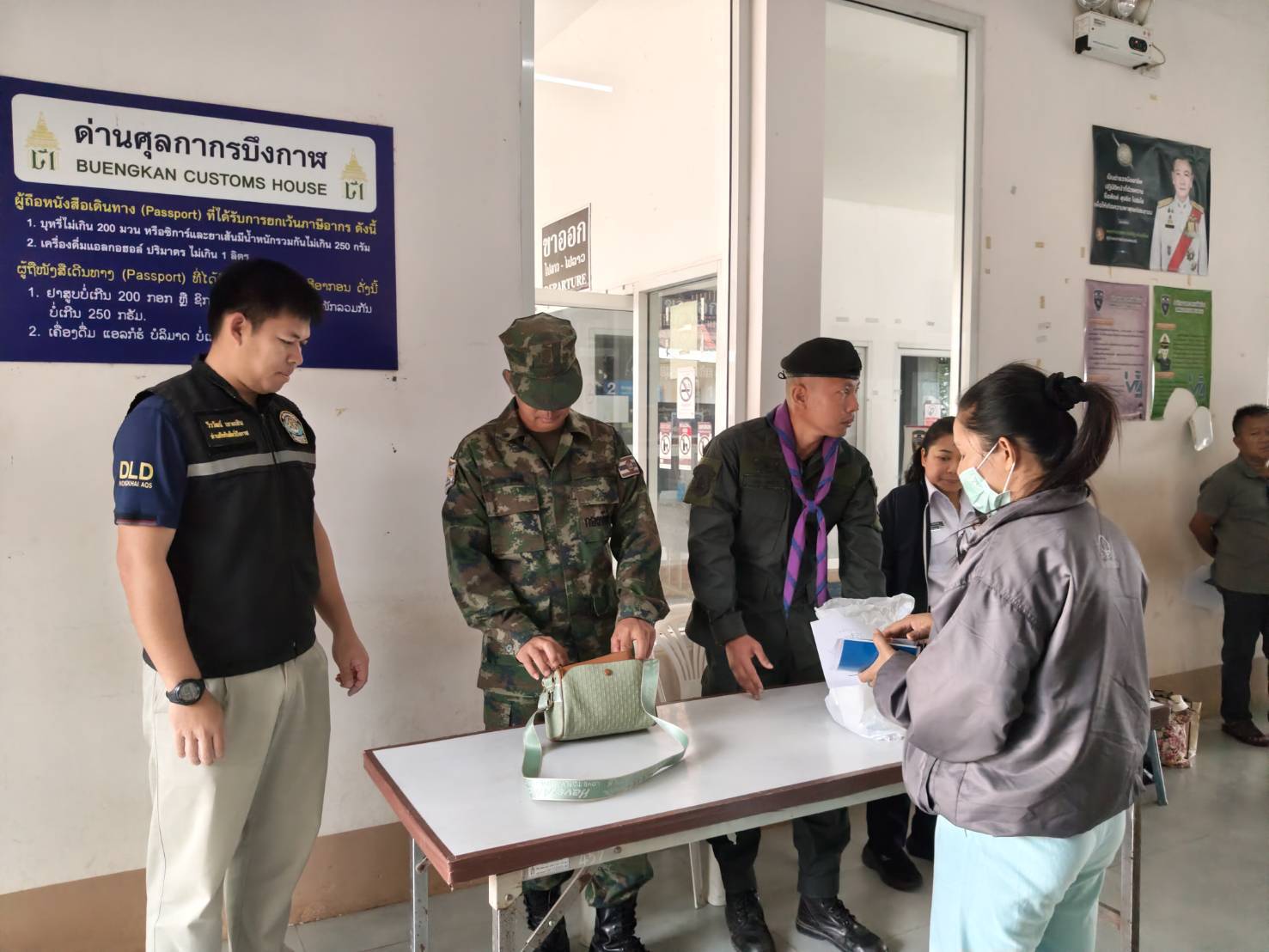 ข่าวกิจกรรม วันที่ 11 มีนาคม 2569 เจ้าหน้าที่สำนักงานตรวจประมงบึงกาฬ ดำเนินการสุ่มตรวจป้องกันการลักลอบนำเข้า-ส่งออก สินค้าประมง ณ ด่านพรมแดนท่าเทียบเรือเทศบาลบึงกาฬ จังหวัดบึงกาฬ..คลิก