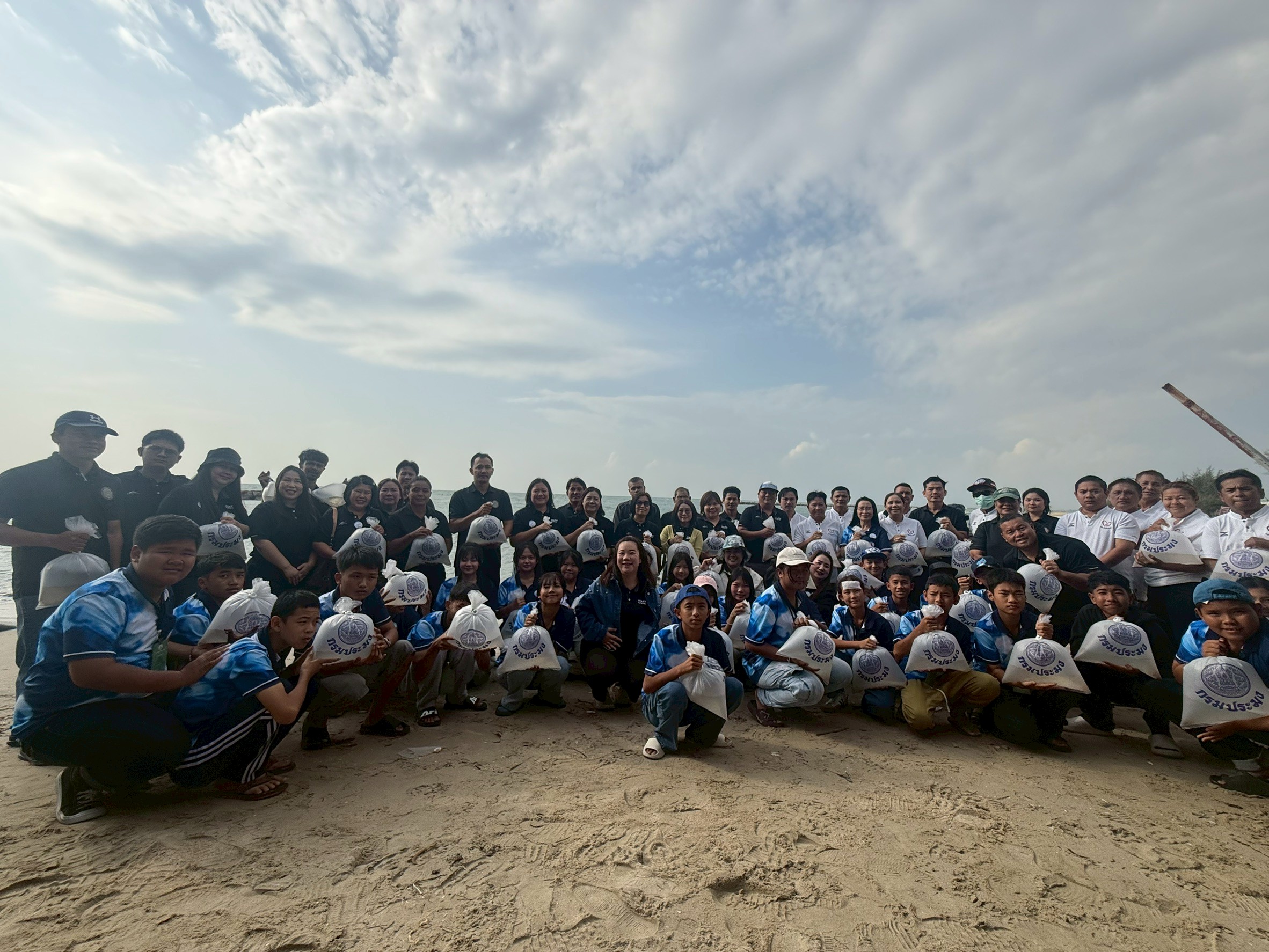 ปล่อยพันธุ์สัตว์น้ำภายใต้แผนงานยุทธศาสตร์การเกษตรสร้างมูลค่า (ปล่อยกุ้งกุลาดำ)