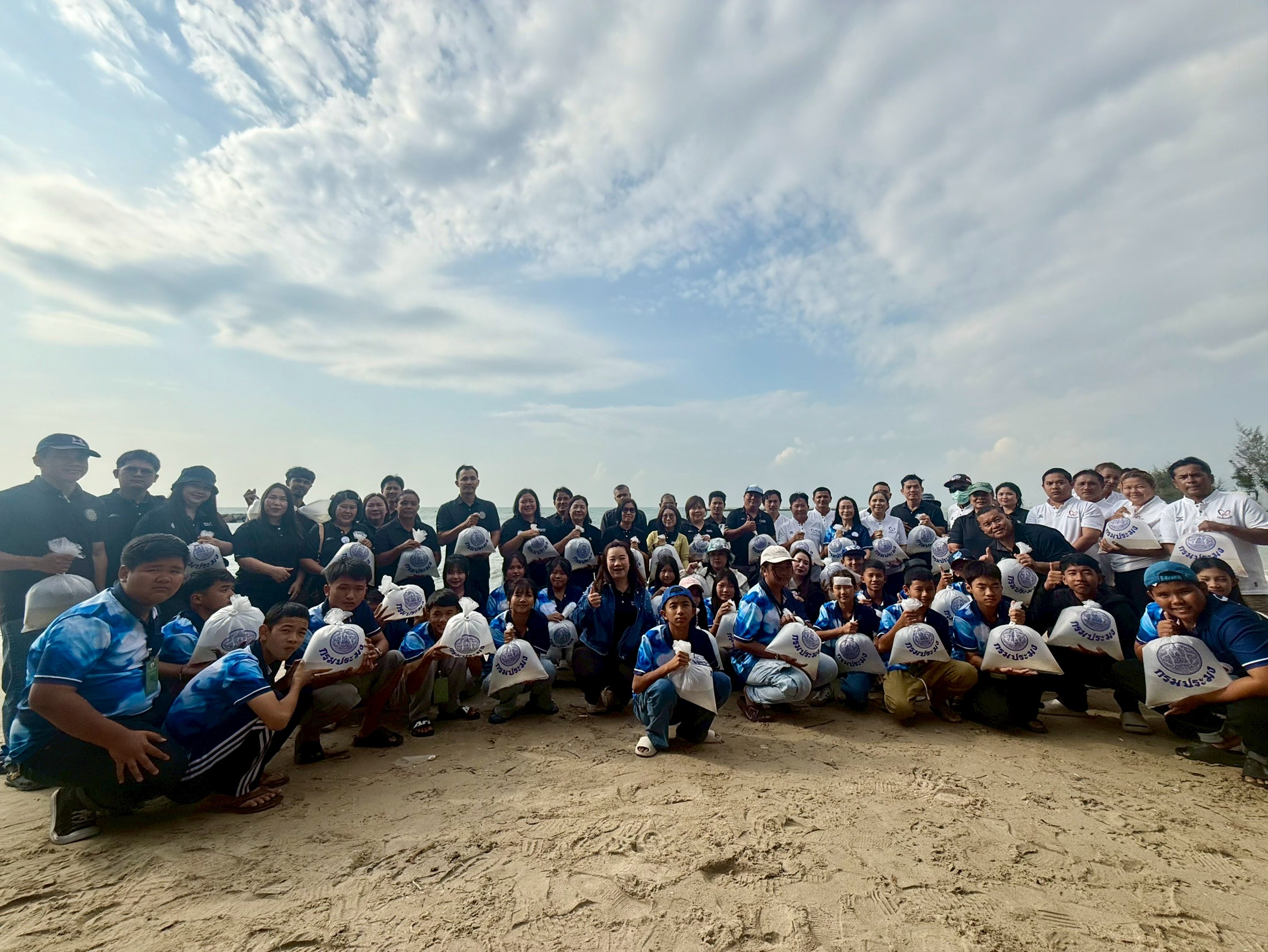 ปล่อยพันธุ์สัตว์น้ำภายใต้แผนงานยุทธศาสตร์การเกษตรสร้างมูลค่า (ปล่อยกุ้งกุลาดำ)