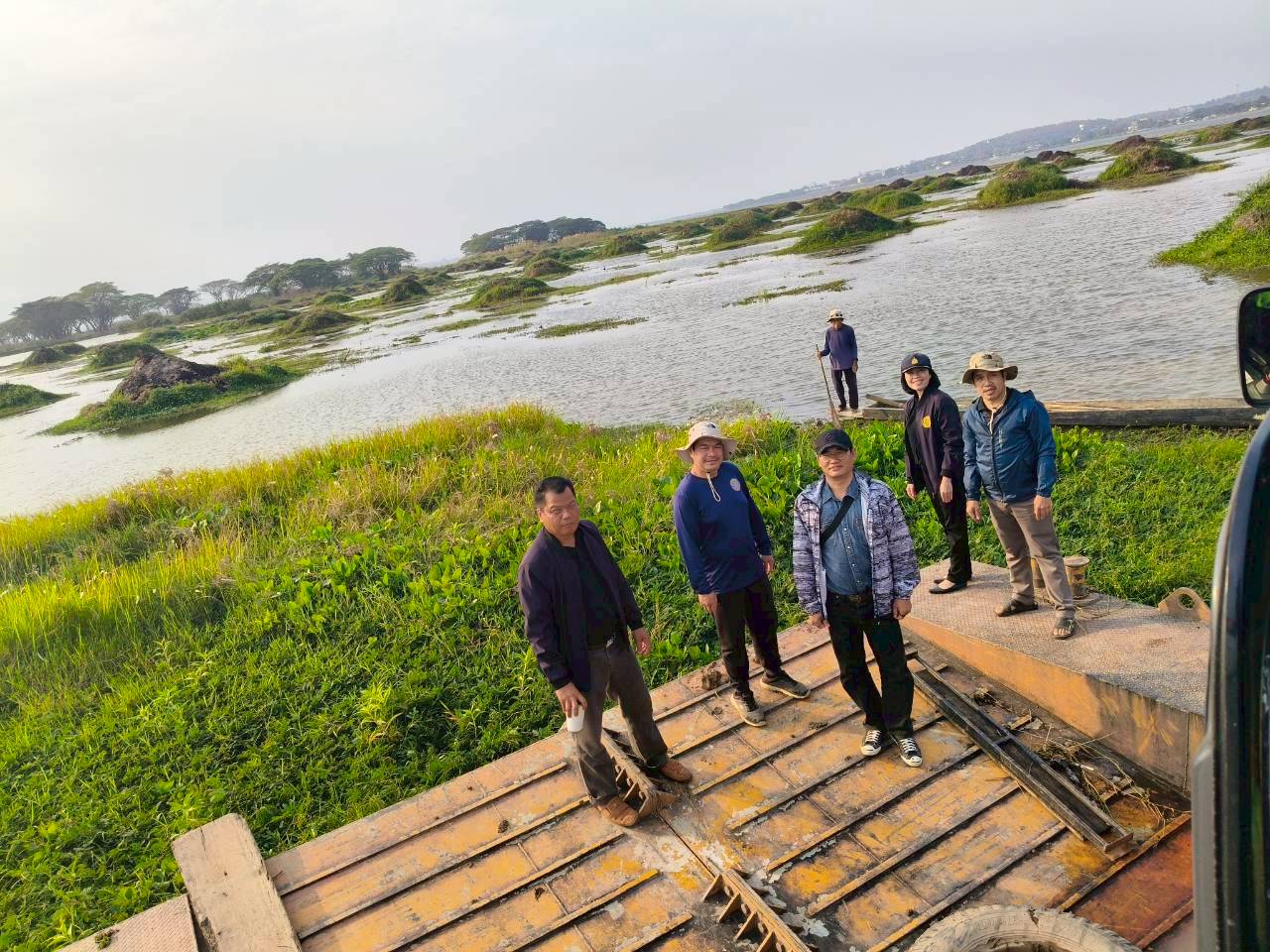 คณะกรรมการตรวจสอบการบูรณะแหล่งน้ำธรรมชาติ    โดยดำเนินการตรวจสอบผลการปฏิบัติงานกำจัดวัชพืชกว๊านพะเยา จังหวัดพะเยา