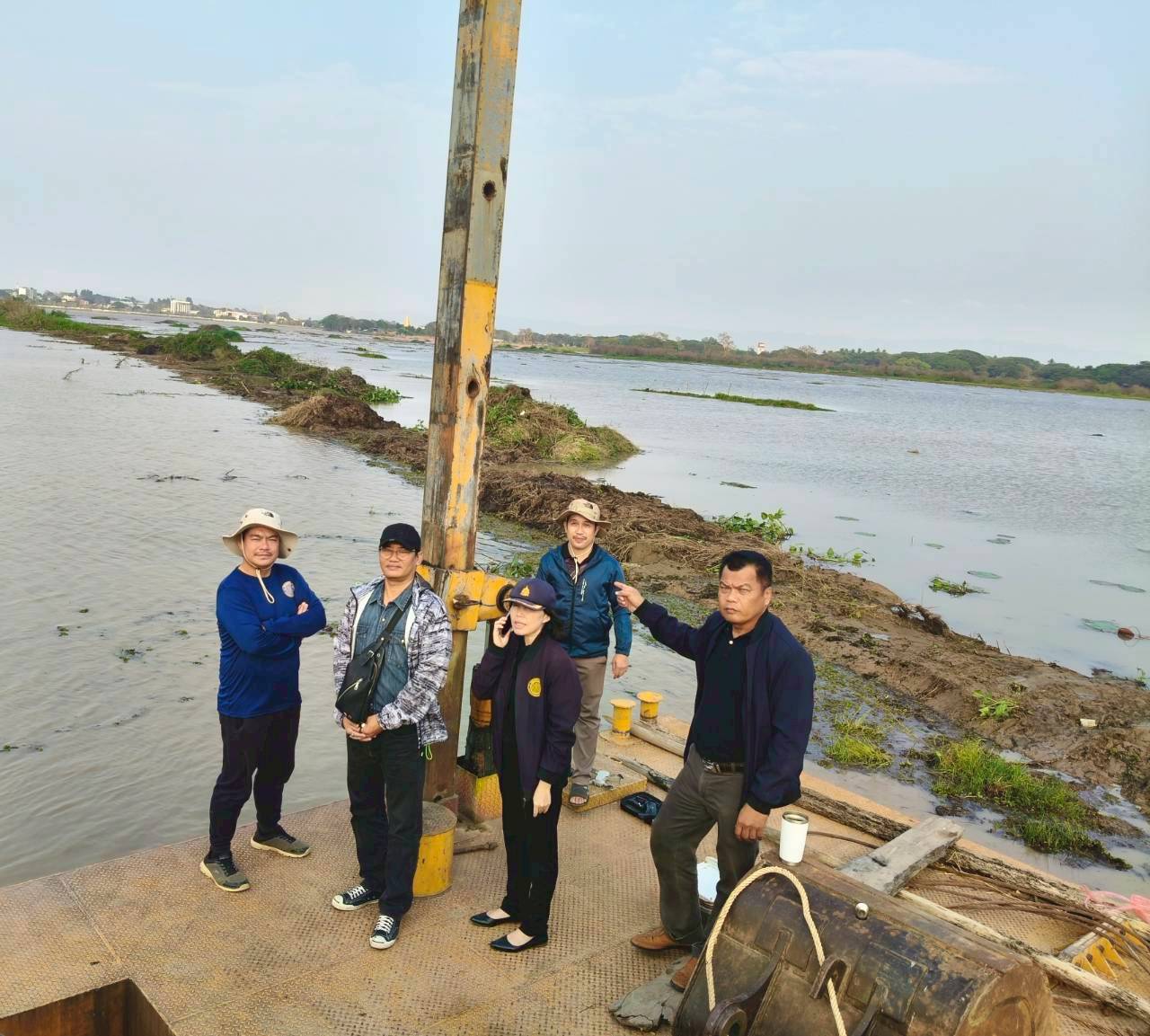 คณะกรรมการตรวจสอบการบูรณะแหล่งน้ำธรรมชาติ    โดยดำเนินการตรวจสอบผลการปฏิบัติงานกำจัดวัชพืชกว๊านพะเยา จังหวัดพะเยา