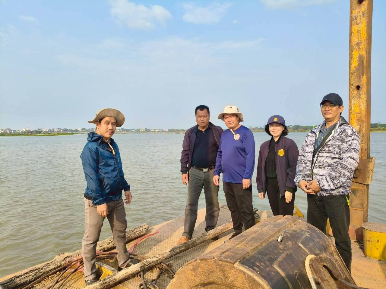 คณะกรรมการตรวจสอบการบูรณะแหล่งน้ำธรรมชาติ    โดยดำเนินการตรวจสอบผลการปฏิบัติงานกำจัดวัชพืชกว๊านพะเยา จังหวัดพะเยา
