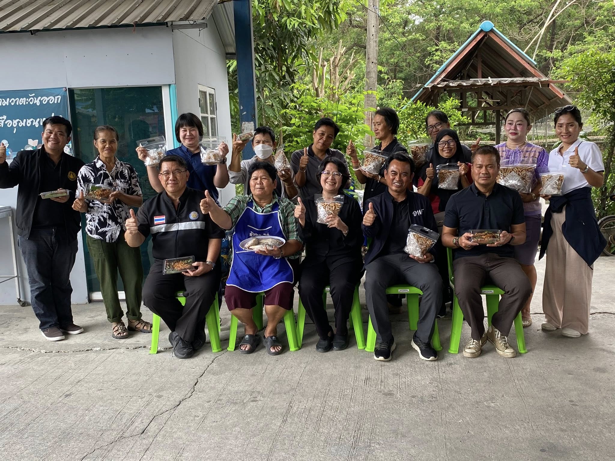 สำนักงานประมงพื้นที่กรุงเทพมหานคร ลงพื้นที่ร่วมกับสถานคุ้มครองและพัฒนาอาชีพบ้านเกร็ดตระการ กรมกิจการสตรีและสถาบันครอบครัว กระทรวงการพัฒนาสังคมและความมั่นคงของมนุษย์ ณ วิสาหกิจชุมชนแปรรูปปลาน้ำจืด (ป้าอ้วน หมู่ 3) เลขที่ 46 ถนนนิมิตใหม่ แขวงสามวาตะวันออก เขตคลองสามวา กรุงเทพมหานคร