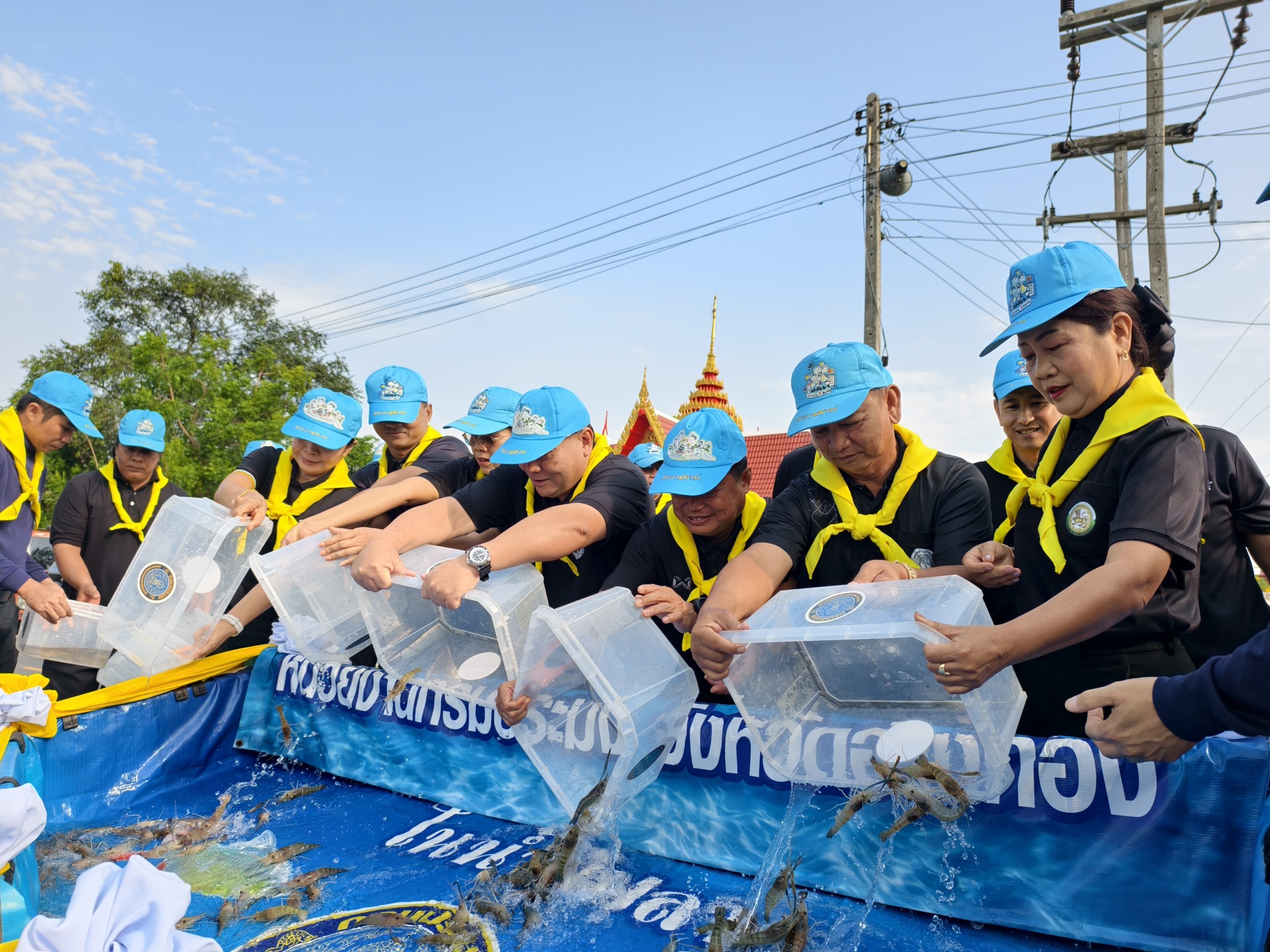  ร่วมกิจกรรมจิตอาสาต้านภัยแล้ง โครงการกำจัดผักตบชวาจังหวัดอ่างทอง