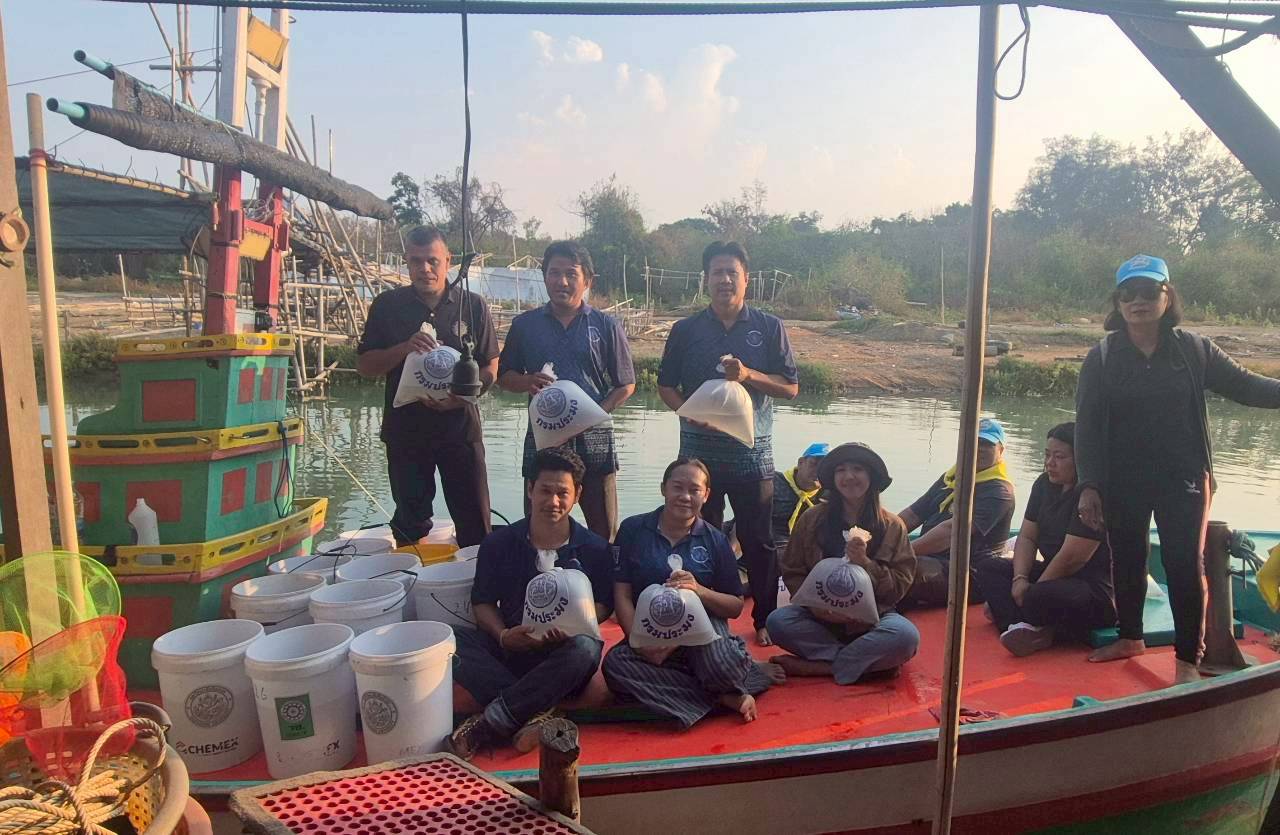 สนับสนุนลูกพันธุ์สัตว์น้ำ ตลอดจนร่วมปล่อยพันธุ์สัตว์น้ำ (กุ้งกุลาดำ)