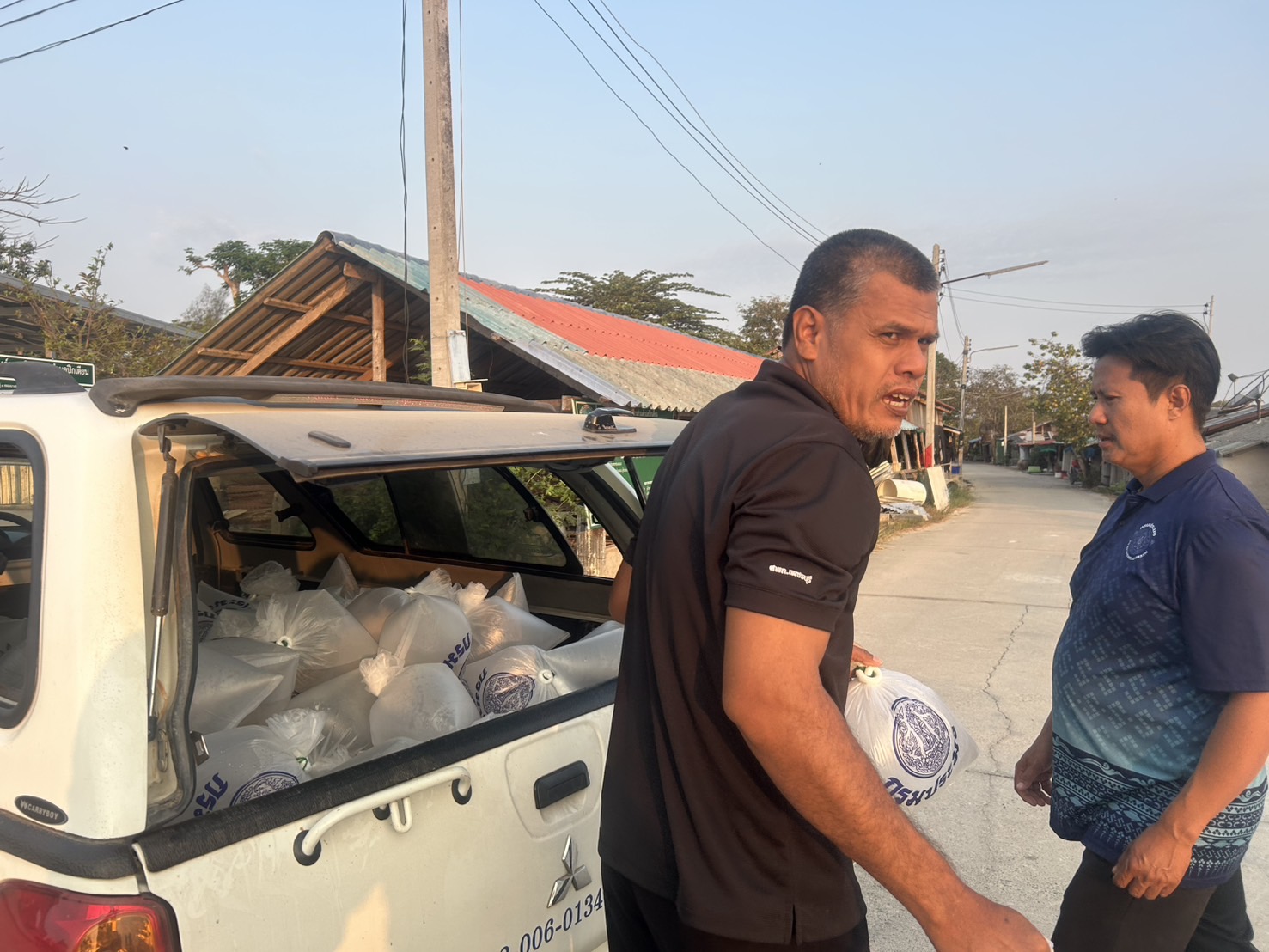 สนับสนุนลูกพันธุ์สัตว์น้ำ ตลอดจนร่วมปล่อยพันธุ์สัตว์น้ำ (กุ้งกุลาดำ)