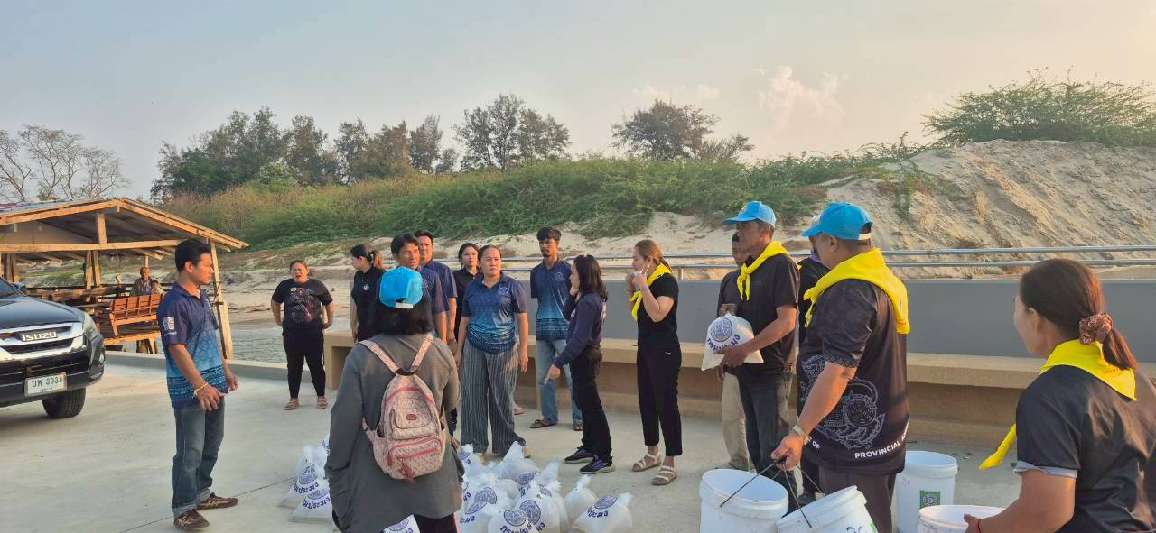 สนับสนุนลูกพันธุ์สัตว์น้ำ ตลอดจนร่วมปล่อยพันธุ์สัตว์น้ำ (กุ้งกุลาดำ)