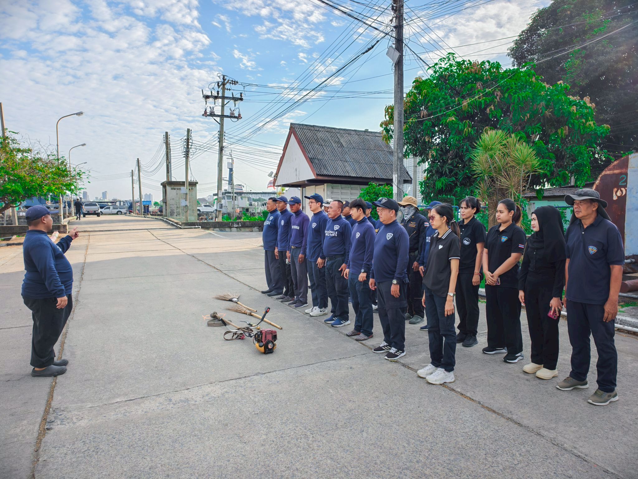 ร่วมกันพัฒนาปรับปรุงภูมิทัศน์ในสถานที่ทำงาน  ตัดแต่งกิ่งต้นไม้ ให้เป็นระเบียบเรียบร้อย น่าอยู่ 