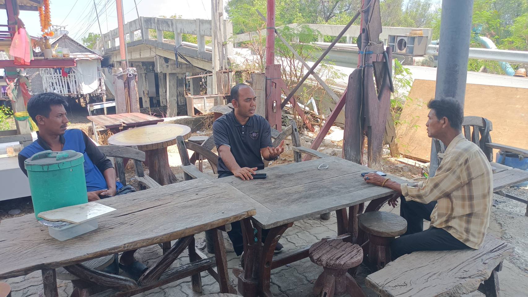 พบปะพูดคุยแลกเปลี่ยนข้อมูลการดำเนินงานกับผู้นำของกลุ่มเรือประมงพื้นบ้าน