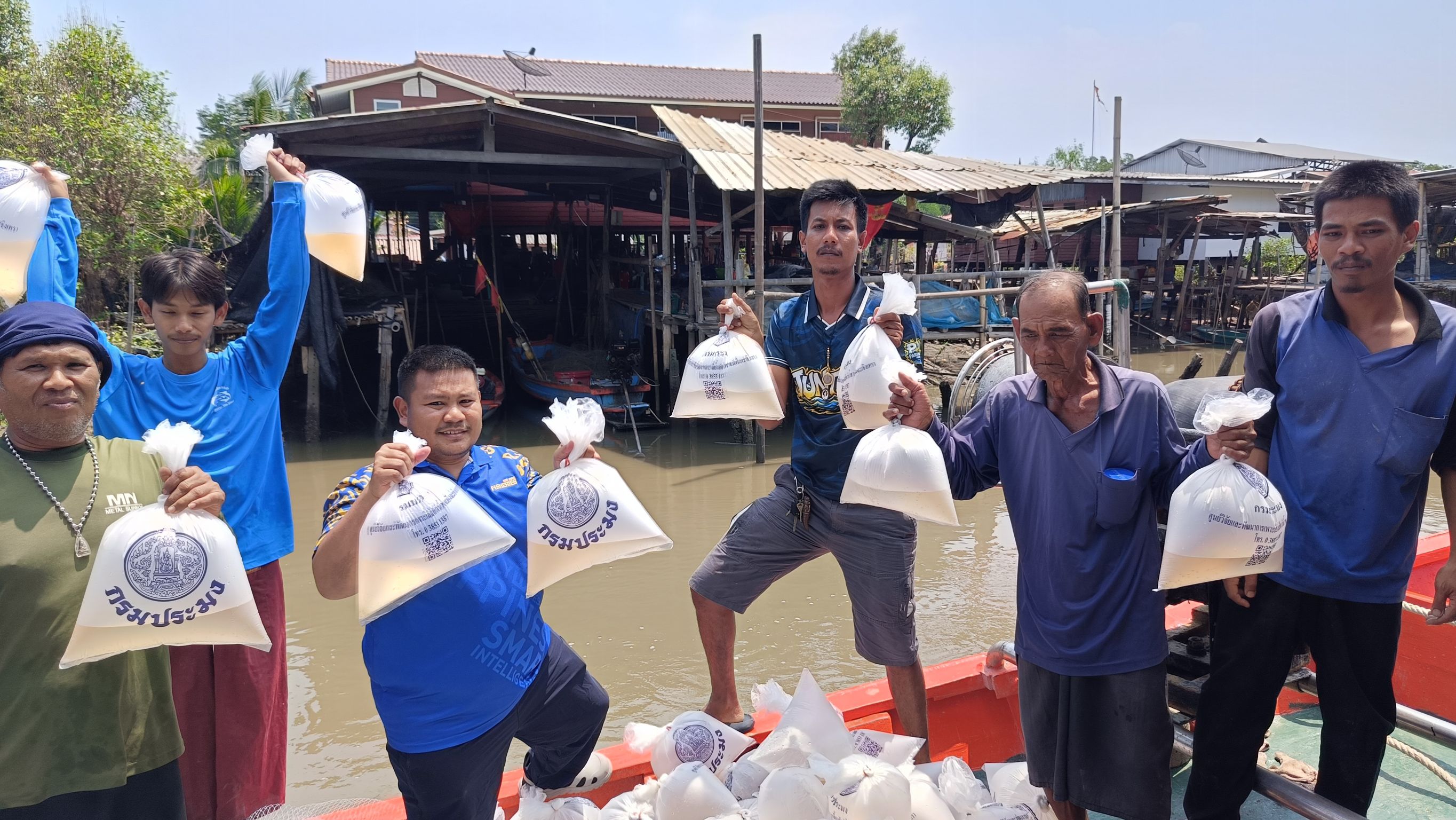  ร่วมกับชุมชนประมงท้องถิ่นบ้านสีล้ง จัดกิจกรรมปล่อยพันธุ์สัตว์น้ำ (กุ้งแชบ๊วย) จำนวน 500,000 ตัว 