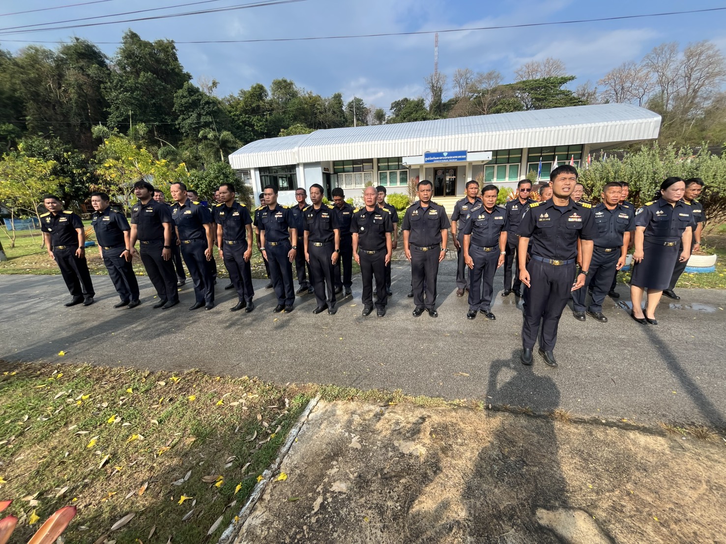 ร่วมกิจกรรมเข้าแถวเคารพธงชาติและสวดมนต์ไหว้พระ..คลิก