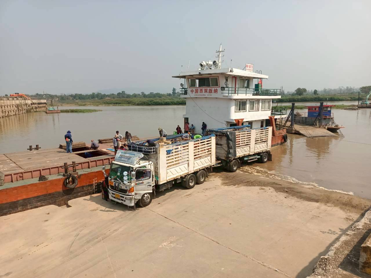 เจ้าหน้าที่ศูนย์บริหารจัดการด่านตรวจประมงเขต 1 (เชียงราย) ตรวจสอบสินค้าประมงส่งออกไปยังสาธารณรัฐประชาธิปไตยประชาชนลาว และสาธารณรัฐแห่งสหภาพเมียนมา