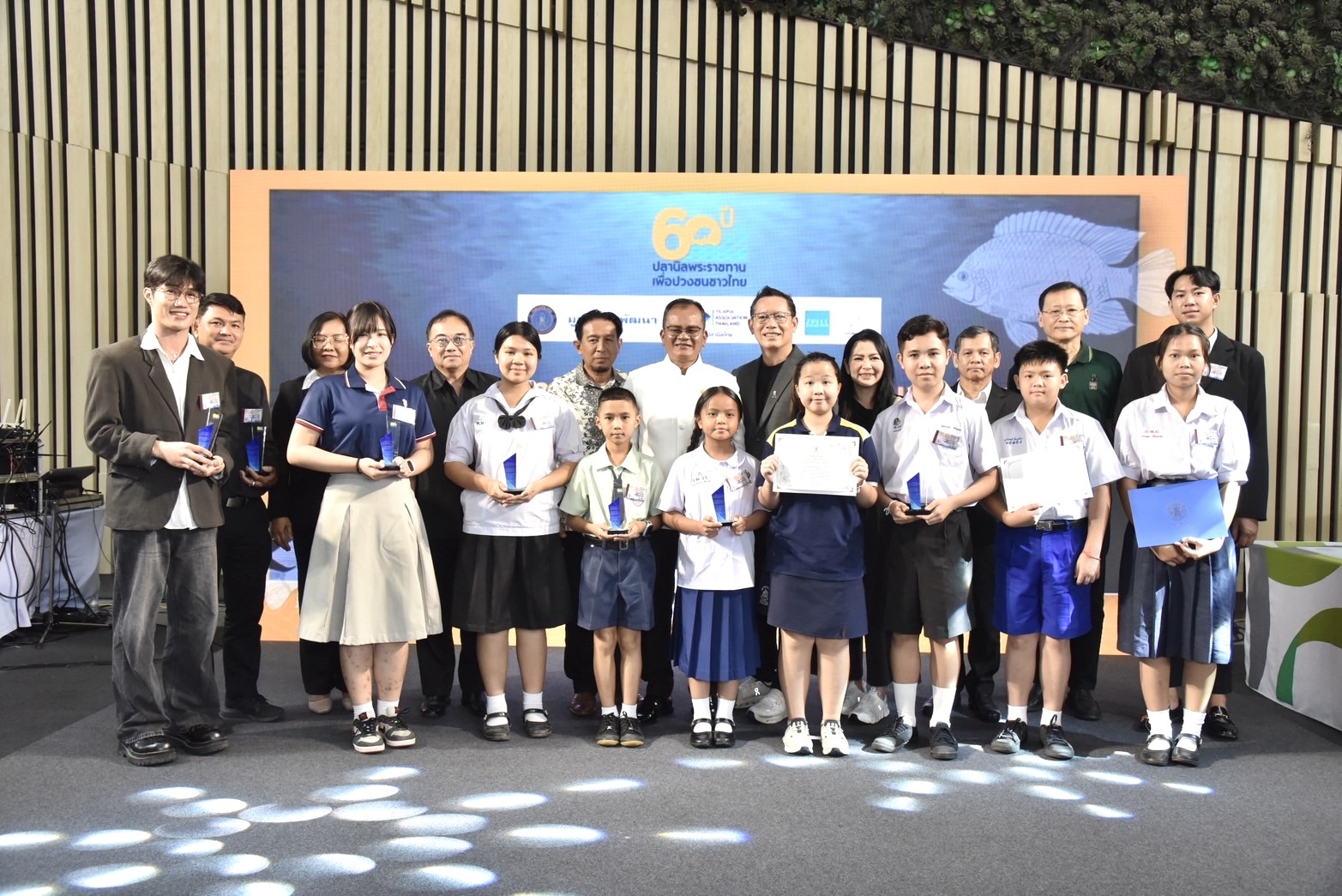 รองอธิบดีกรมประมง มอบโล่รางวัลและประกาศนียบัตรการประกวดภาพถ่าย การประกวดวาดภาพระบายสี พร้อมมอบป้ายสนับสนุนพันธุ์ปลานิลให้แก่ตัวแทนโรงเรียน ในงาน 60 ปี ปลานิลพระราชทานเพื่อปวงชนชาวไทย..คลิก