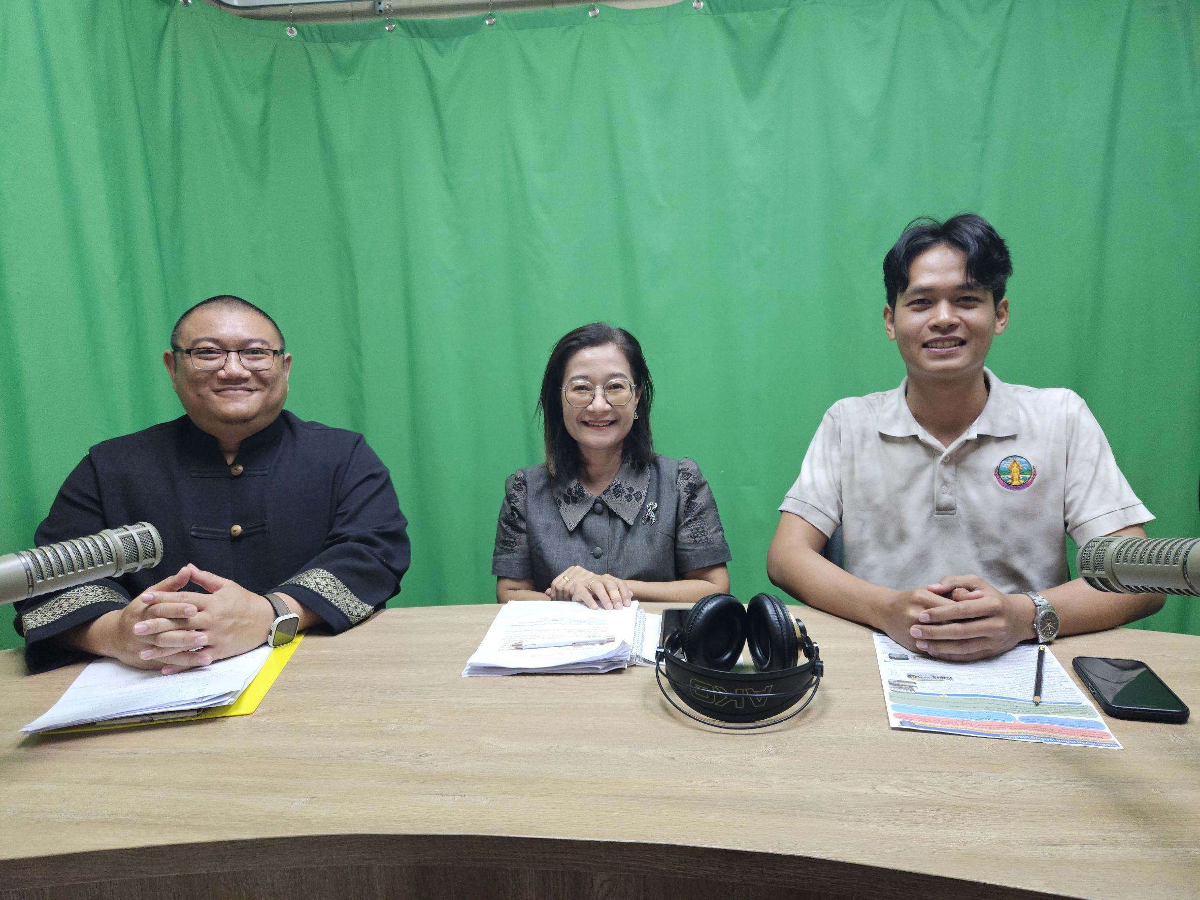 ร่วมจัดรายการวิทยุรอบบ้านเมือง