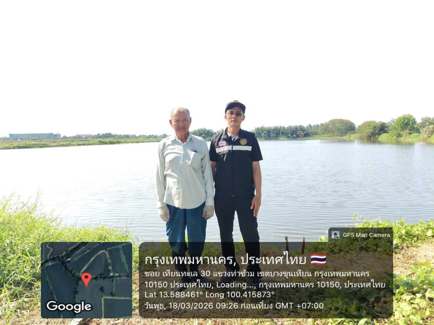 สำนักงานประมงพื้นที่กรุงเทพมหานคร ลงพื้นที่รับแบบคำขอเกี่ยวกับการขึ้นทะเบียนเกษตรกรผู้เพาะเลี้ยงสัตว์น้ำ (ทบ.1) พร้อมตรวจสอบและจับพิกัดทางภูมิศาสตร์บ่อเกษตรกร แขวงแสมดำ เขตบางขุนเทียน กรุงเทพมหานคร