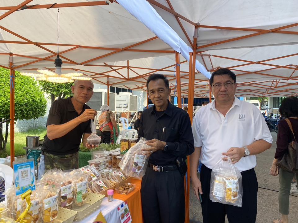 ประมงพื้นที่กรุงเทพมหานคร ตรวจเยี่ยมผู้ประกอบการด้านการประมง กลุ่มวิสาหกิจชุมชนณิชกร ที่มาร่วมกิจกรรม “ตลาดประมงกลางกรุง ณ ทุ่งบางเขน”