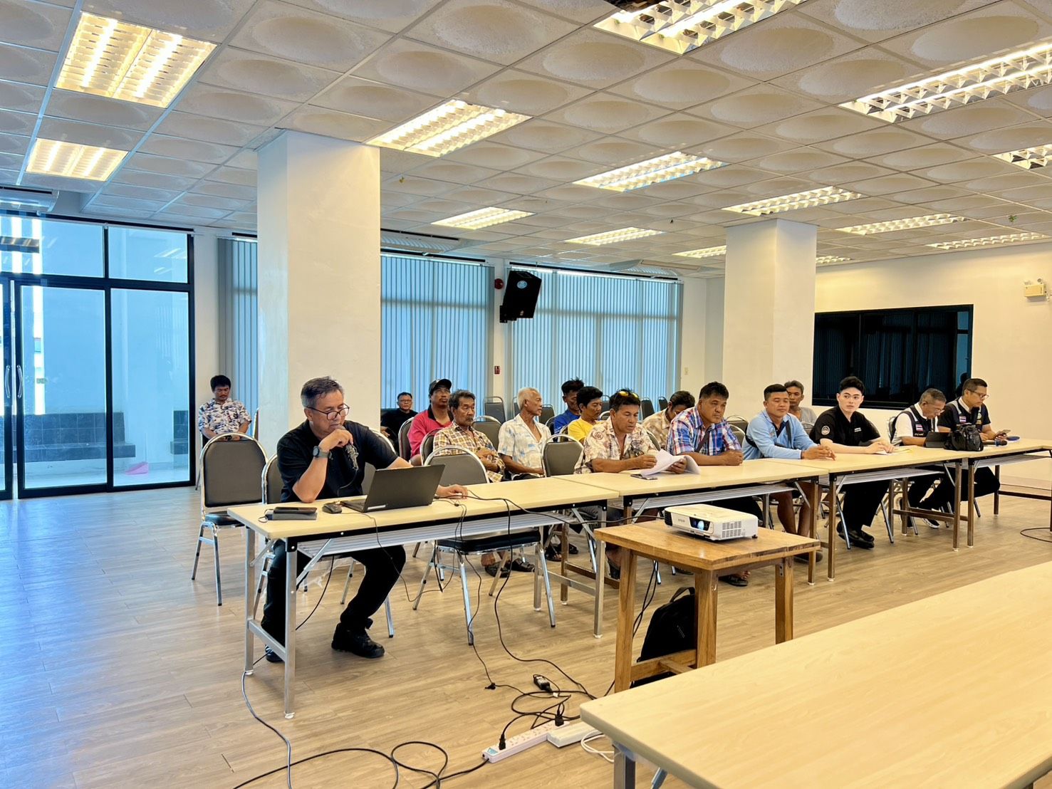 ร่วมประชุมชี้แจงประกาศกรมประมง เรื่อง กำหนดรูปแบบของเครื่องมือ ขนาดเรือ วิธีการทำการประมง พื้นที่ทำการประมง และเงื่อนไขที่อนุญาตผ่อนผันให้ใช้ทำการประมง