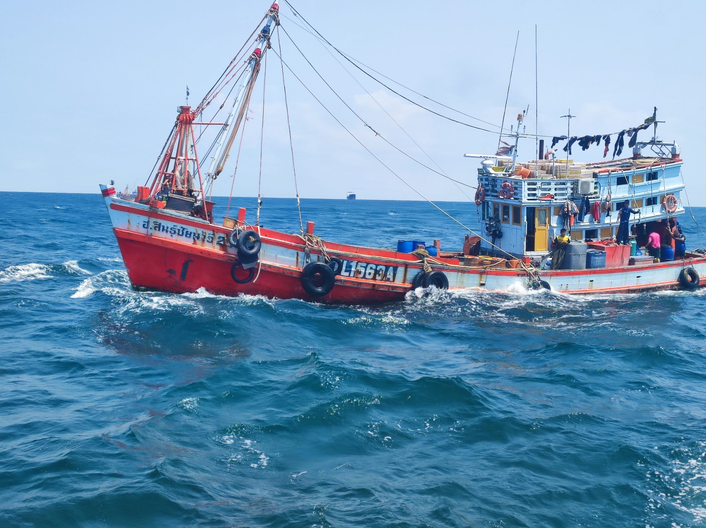 ตรวจเรือประมงอวนลากคู่ จำนวน 4 ลำ  แรงงานรวม 58 คน..คลิก