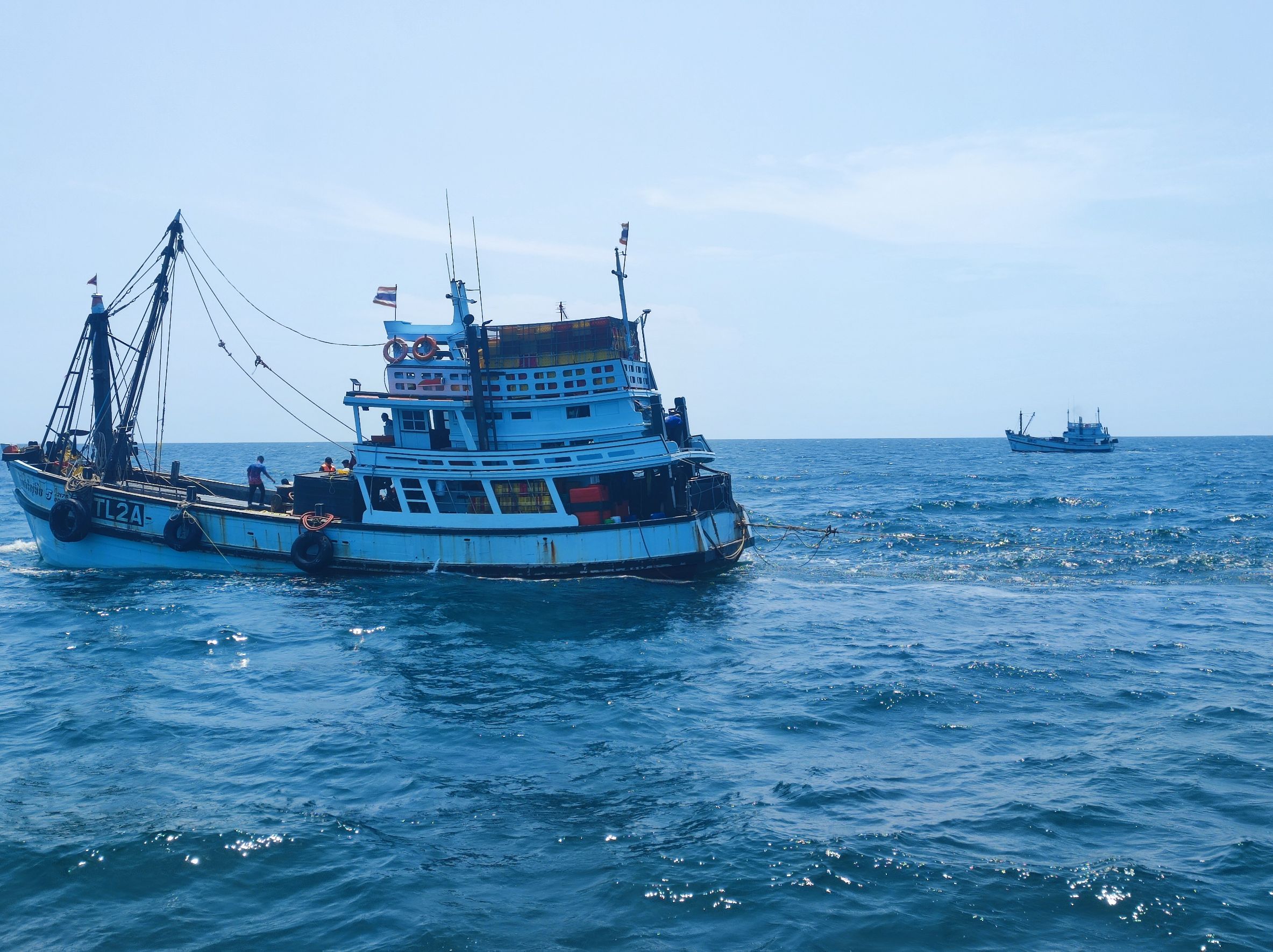 ตรวจเรือประมงอวนลากคู่ จำนวน 4 ลำ  แรงงานรวม 58 คน