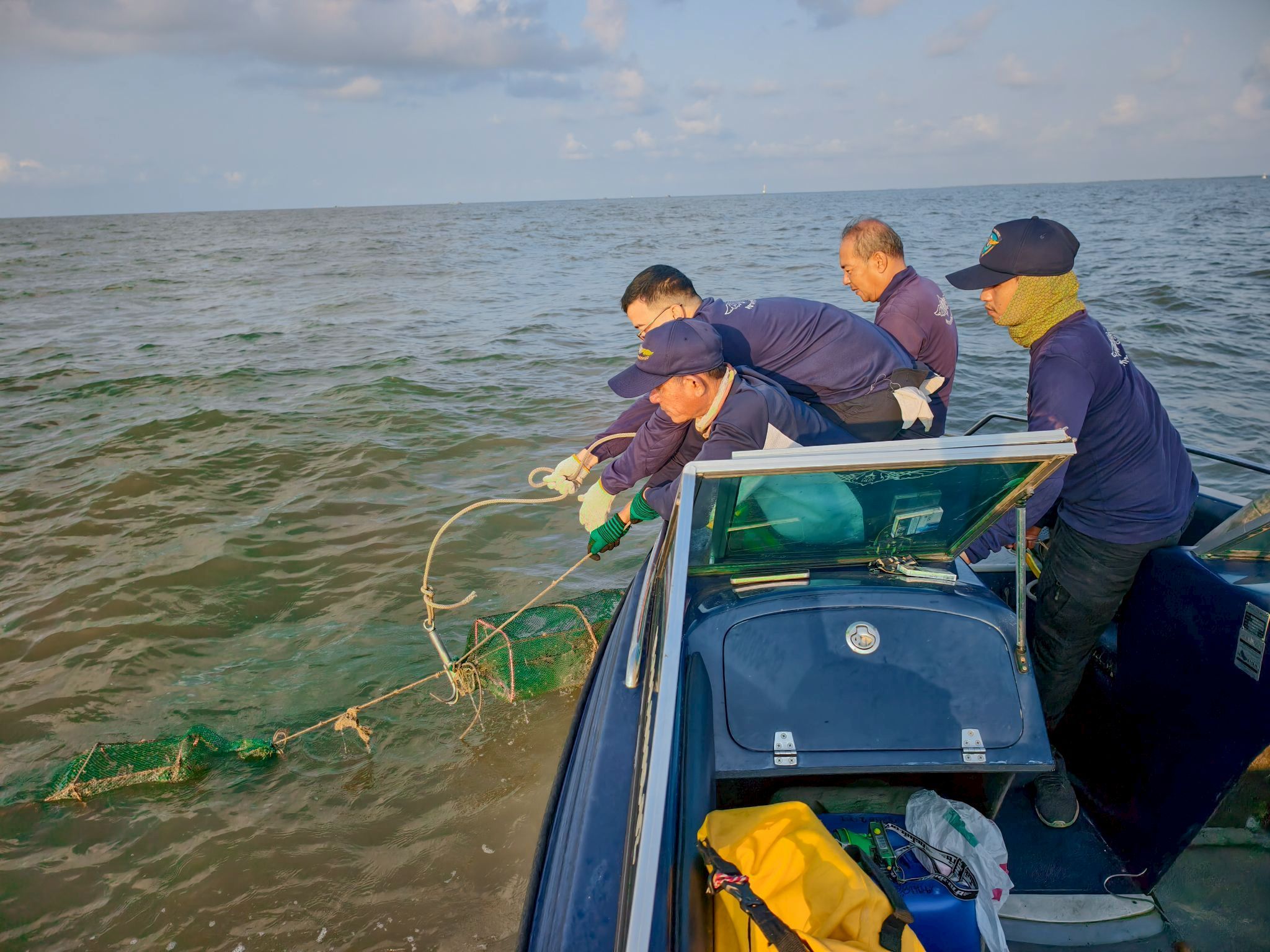 ตรวจยึดเครื่องมือลอบพับได้หรือไอ้โง่ จำนวน 60 ลูก..คลิก