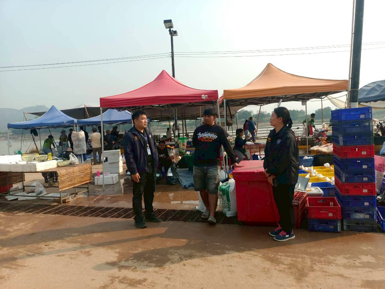 เจ้าหน้าที่ศูนย์บริหารจัดการด่านตรวจประมงเขต 1 (เชียงราย) ปฏิบัติงานตรวจป้องกันการลักลอบนำเข้า ส่งออก สินค้าสัตว์น้ำ ณ จุดผ่านแดนถาวรและจุดผ่อนปรนในพื้นที่อำเภอเชียงของ อำเภอเวียงแก่น และอำเภอแม่สาย จังหวัดเชียงราย 