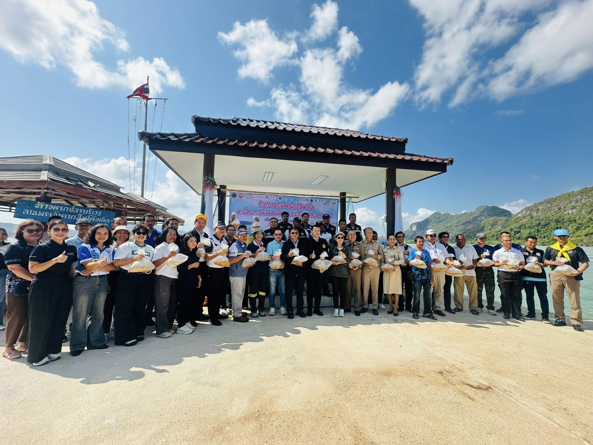 วันที่ 18 มี.ค. 69 นายมาโนช อัจนากิตติ หัวหน้าศูนย์ควบคุมการแจ้งเรือเข้าออกขนอม พร้อมด้วยเจ้าหน้าที่ศูนย์ และเจ้าหน้าที่ชุดสหวิชาชีพ เข้าร่วมกิจกรรมปล่อยพันธุ์สัตว์น้ำ