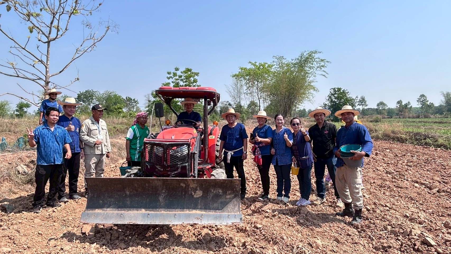 ร่วมพิธีเปิด “โครงการไถคน ละครึ่ง” เพื่อรณรงค์ลดการเผาในพื้นที่เกษตร ลดฝุ่น PM2.5 และถวายเป็นพระราชกุศลแด่สมเด็จพระนางเจ้าสิริกิติ์ พระบรมราชินีนาถ พระบรมราชชนนีพันปีหลวง