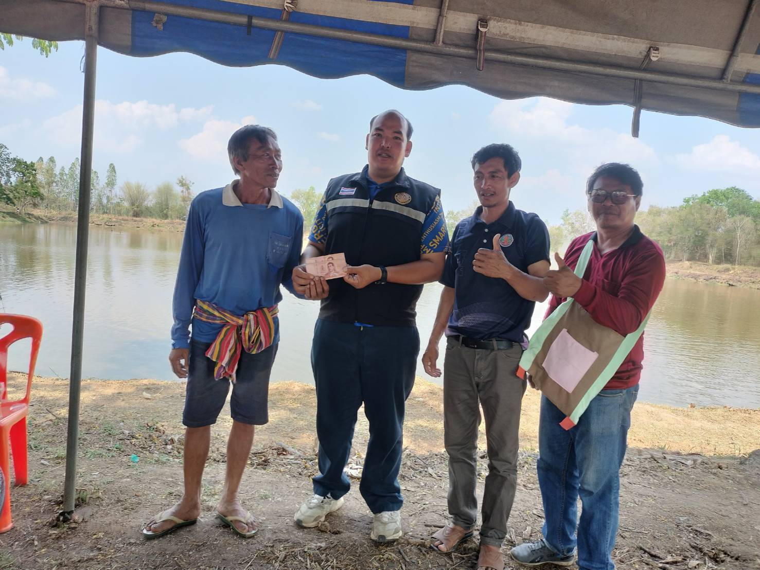 ติดตามการดำเนินกิจกรรมเปิดบ่อจับปลา (เพื่อเตรียมปล่อยพันธุ์สัตว์น้ำ) แหล่งน้ำหนองปลัดศรี บ้านบนศรีวิไล หมู่ที่ 7 ตำบลดงสวรรค์ อำเภอนากลาง จังหวัดหนองบัวลำภู 