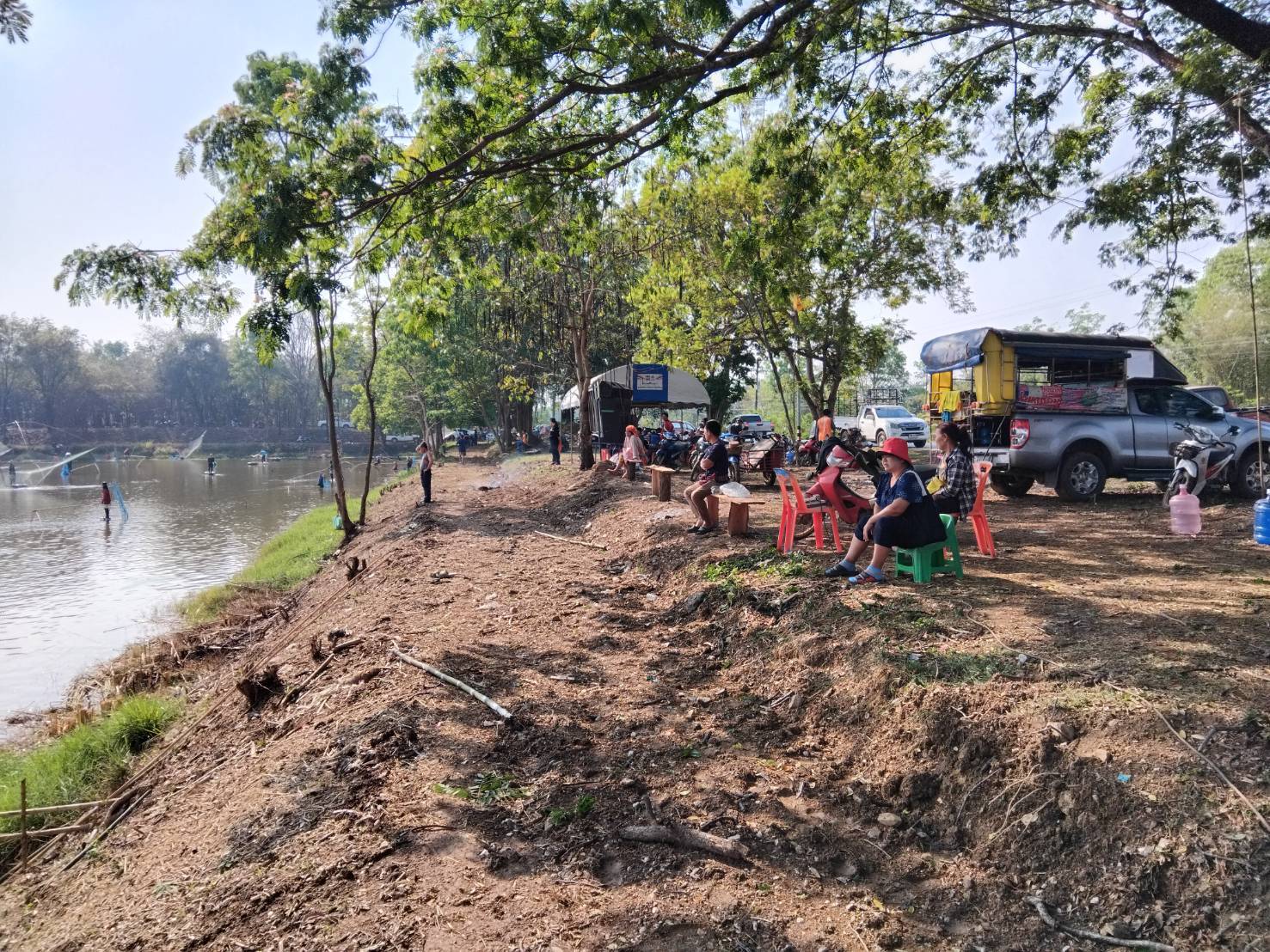 ติดตามการดำเนินกิจกรรมเปิดบ่อจับปลา (เพื่อเตรียมปล่อยพันธุ์สัตว์น้ำ) แหล่งน้ำหนองปลัดศรี บ้านบนศรีวิไล หมู่ที่ 7 ตำบลดงสวรรค์ อำเภอนากลาง จังหวัดหนองบัวลำภู