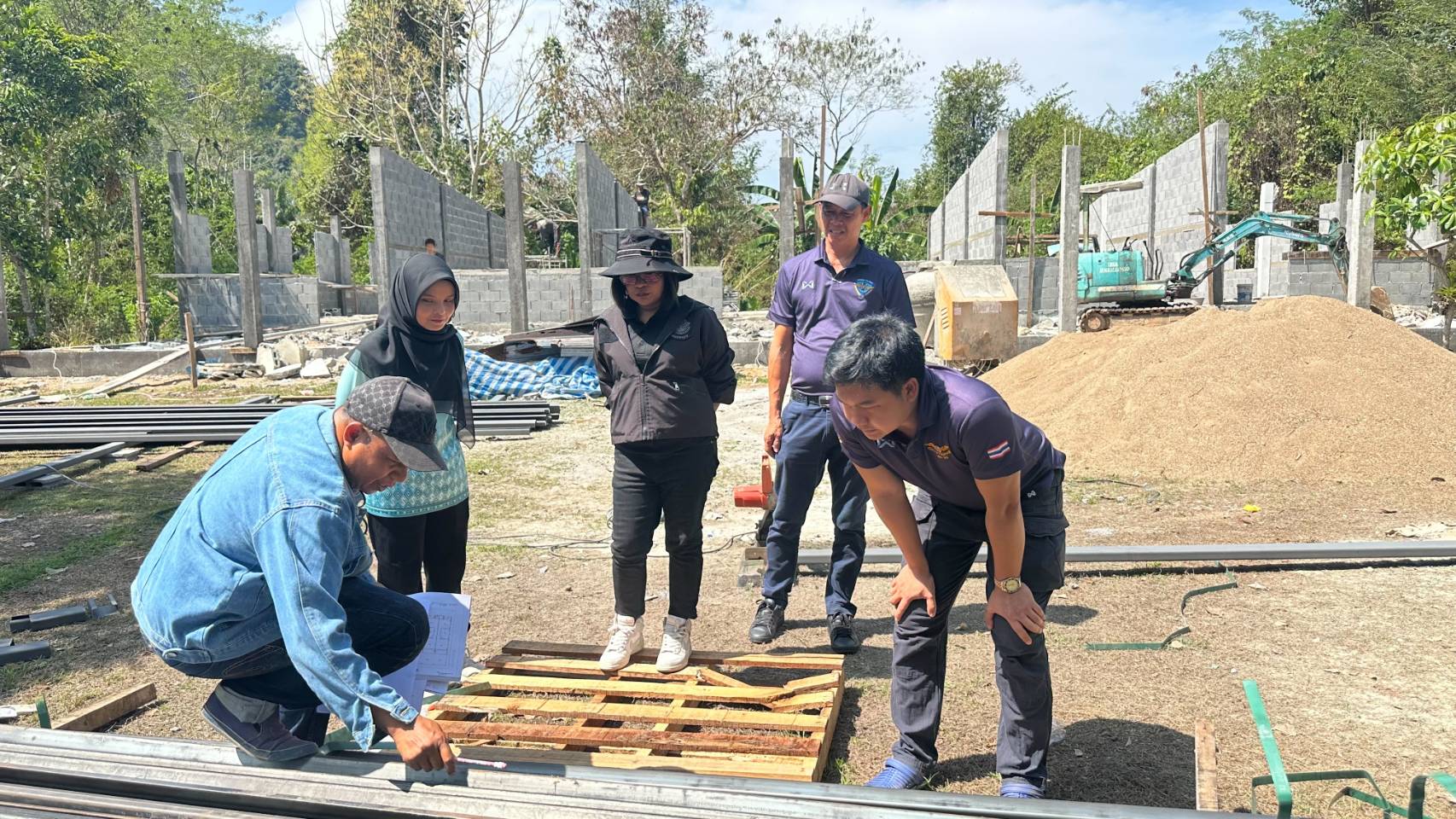 คณะกรรมการตรวจรับพัสดุ ร่วมเข้าการตรวจรับพัสดุ โครงการ ปรับปรุงอาคารบ้านพัก..คลิก