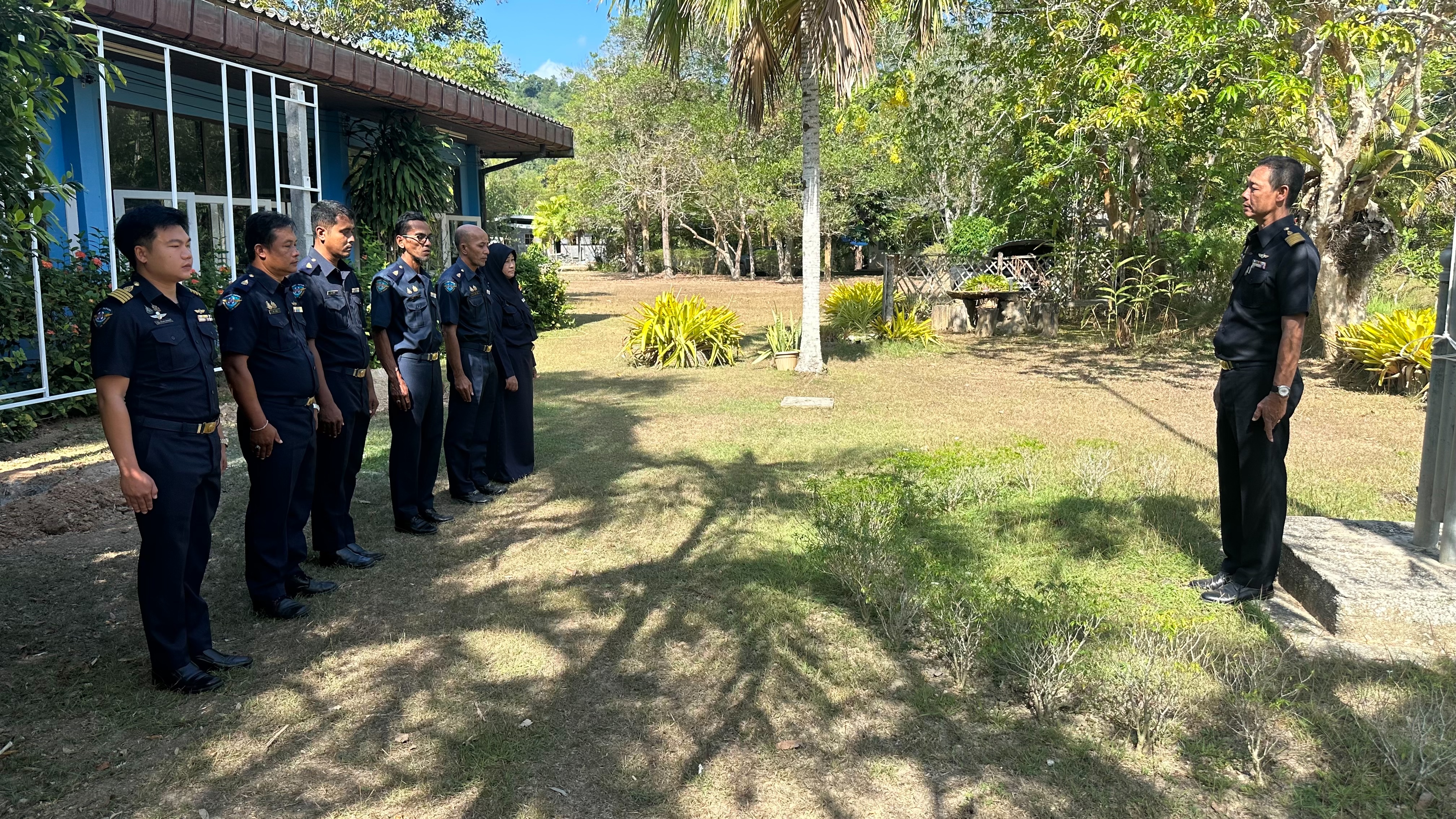 เข้าแถวเคารพธงชาติ 